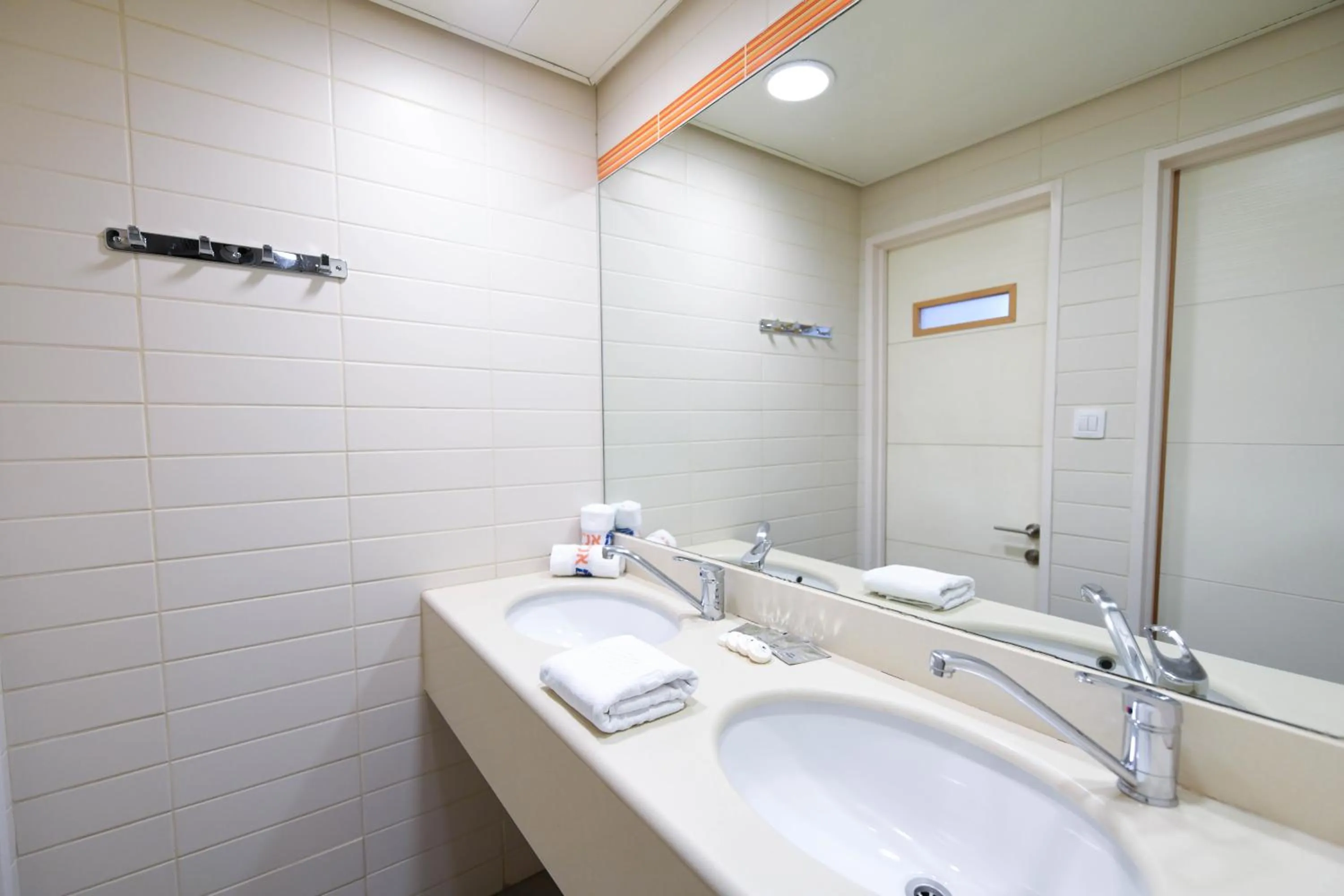 Shower in HI - Eilat Hostel