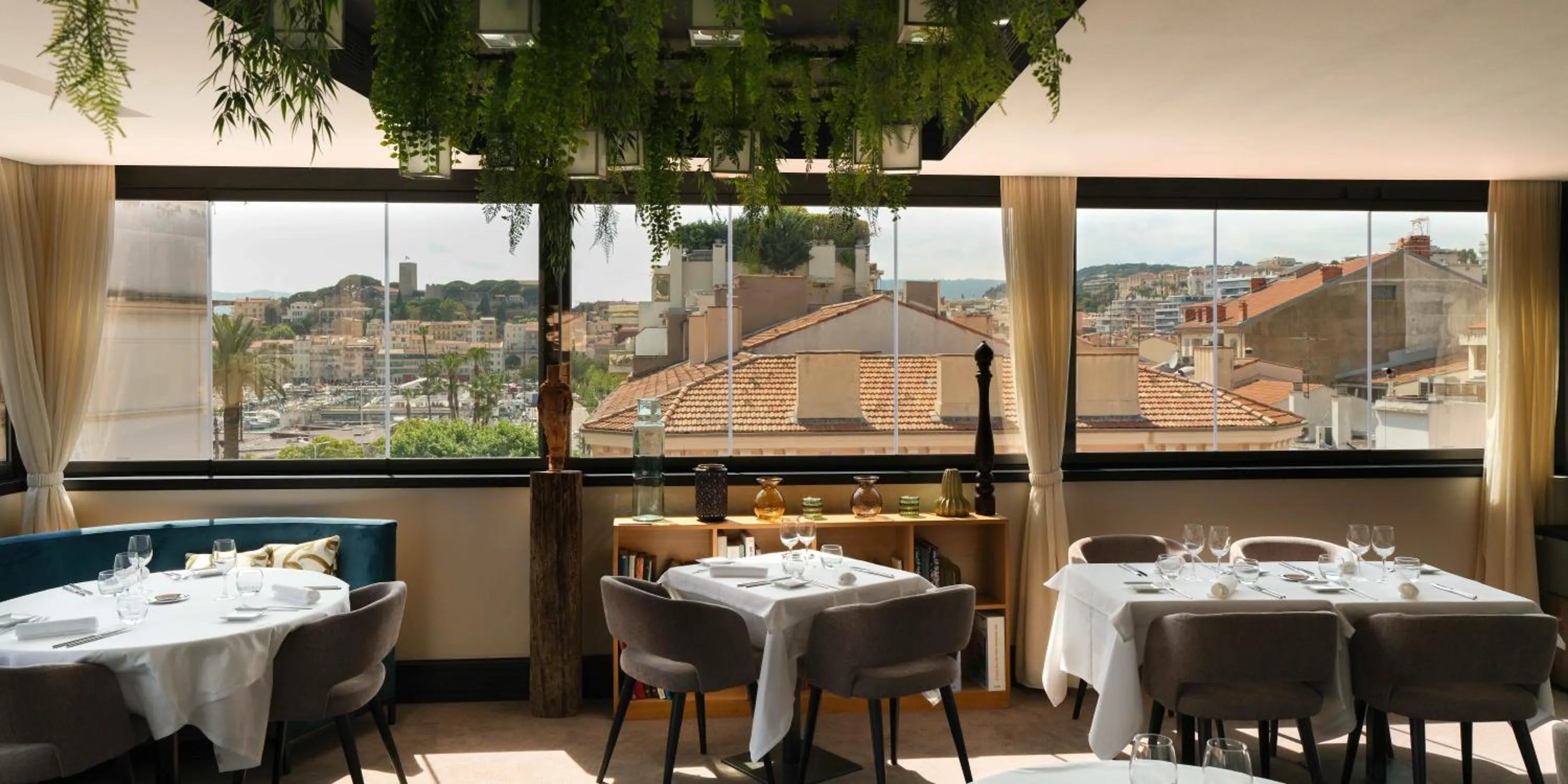 Restaurant/places to eat in Five Seas by Inwood Hotels