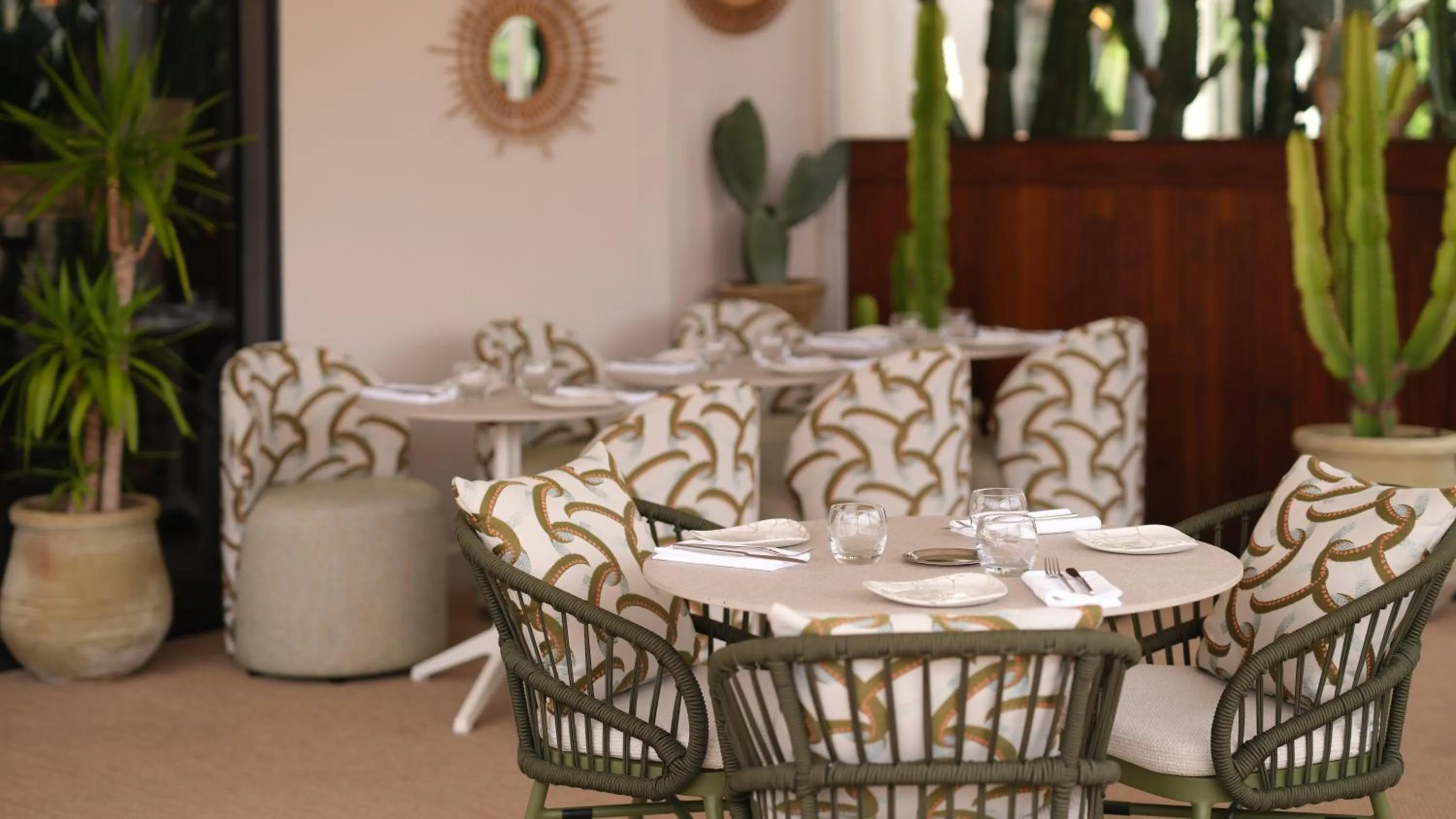 Restaurant/places to eat in Five Seas by Inwood Hotels