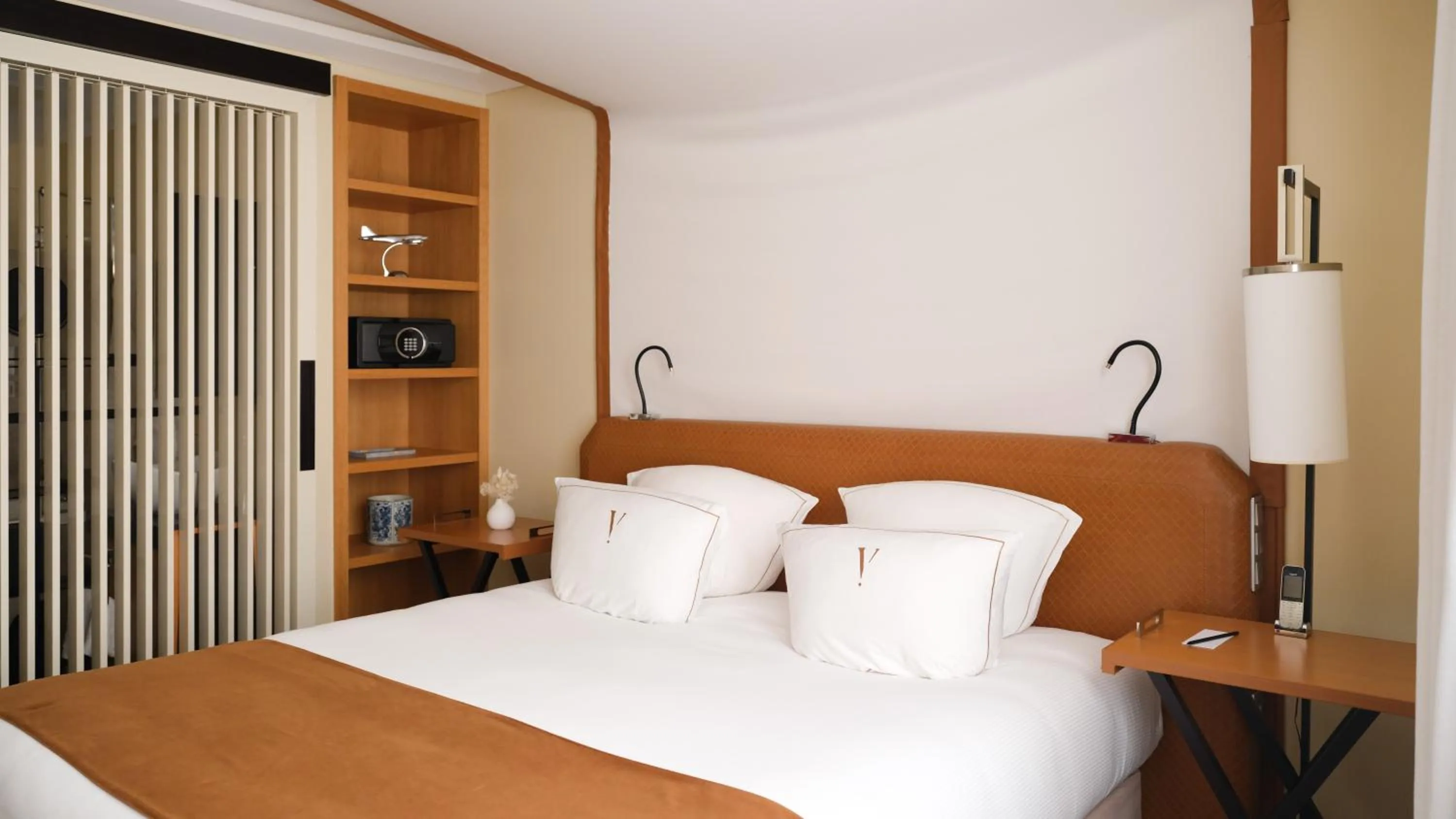 Bedroom, Bed in Five Seas by Inwood Hotels