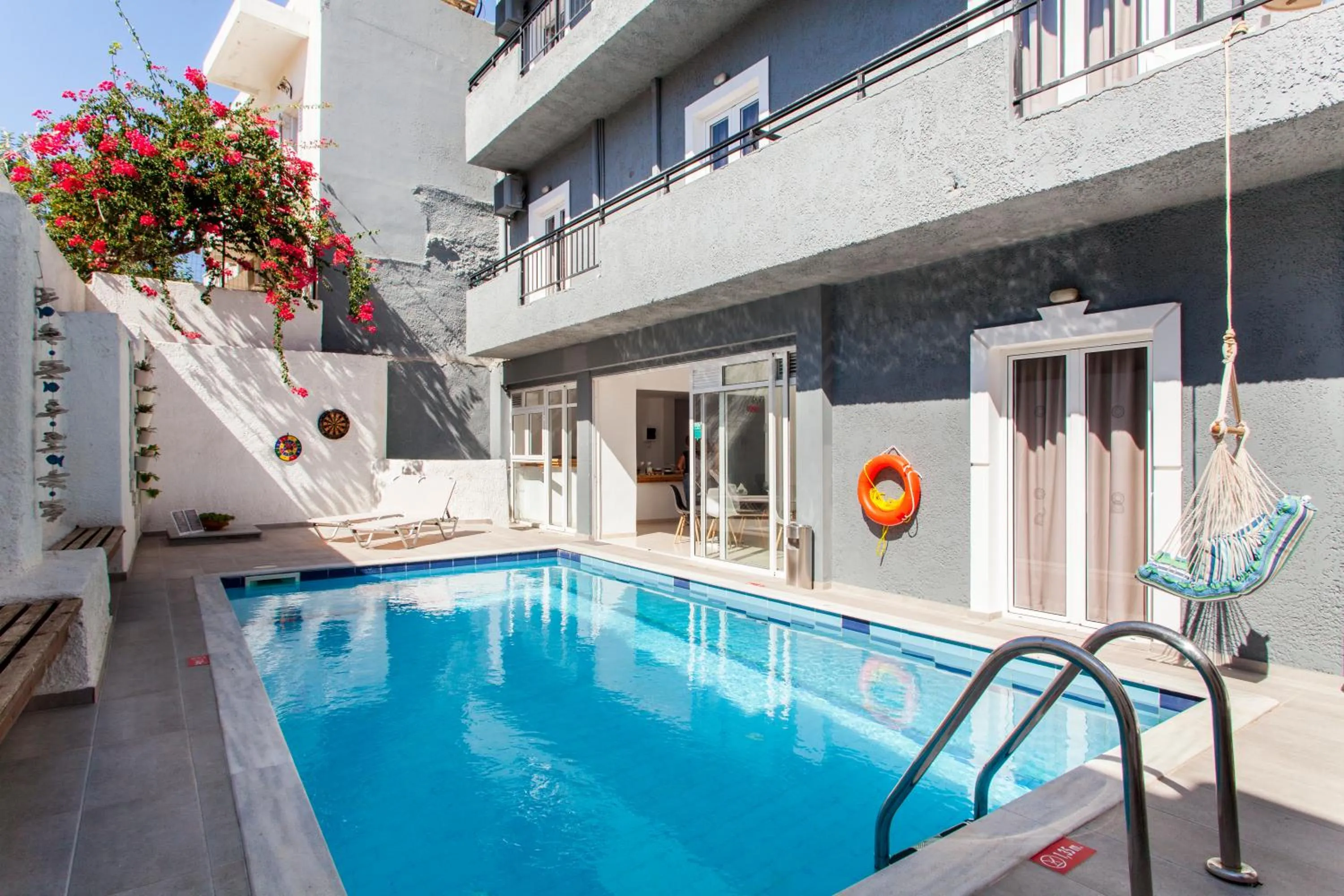 Swimming pool in Elychryson