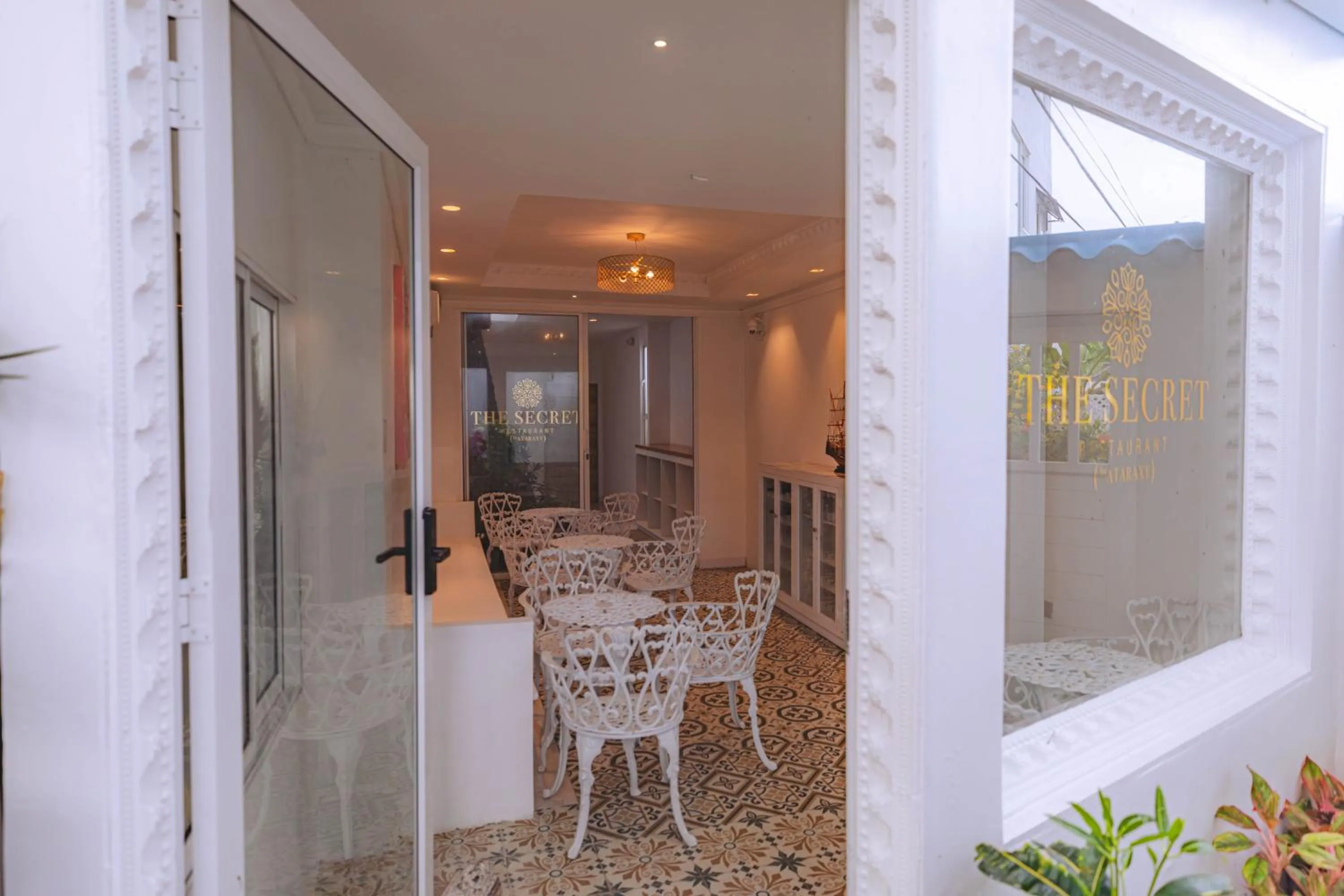 Restaurant/places to eat in Ataraxy Hotel Boutique