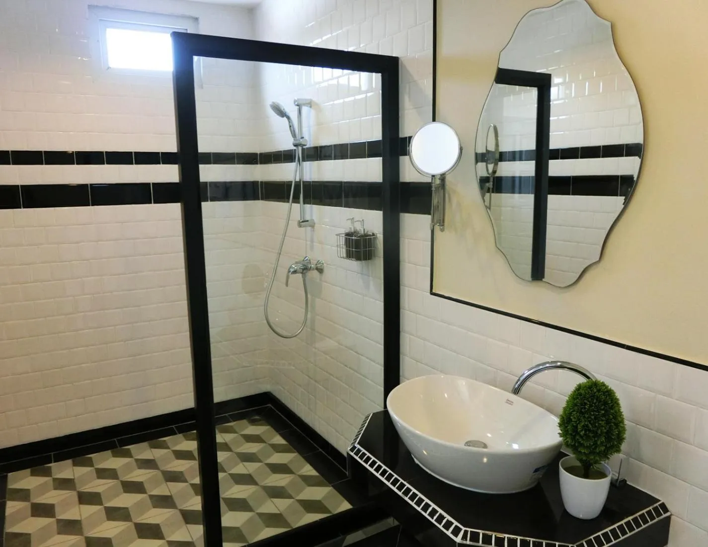 Shower in Bloom Boutique Hotel & Cafe