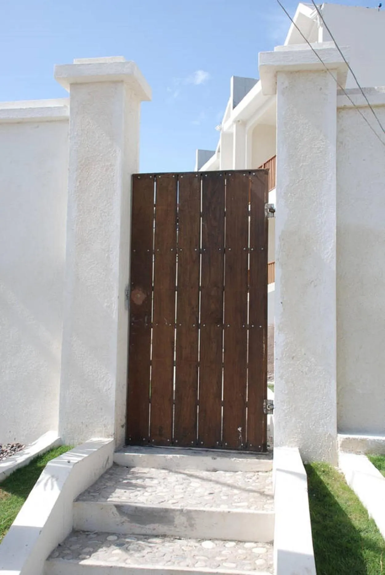 Facade/entrance in Family Complex beside Beach w/Pool Montego Bay #2