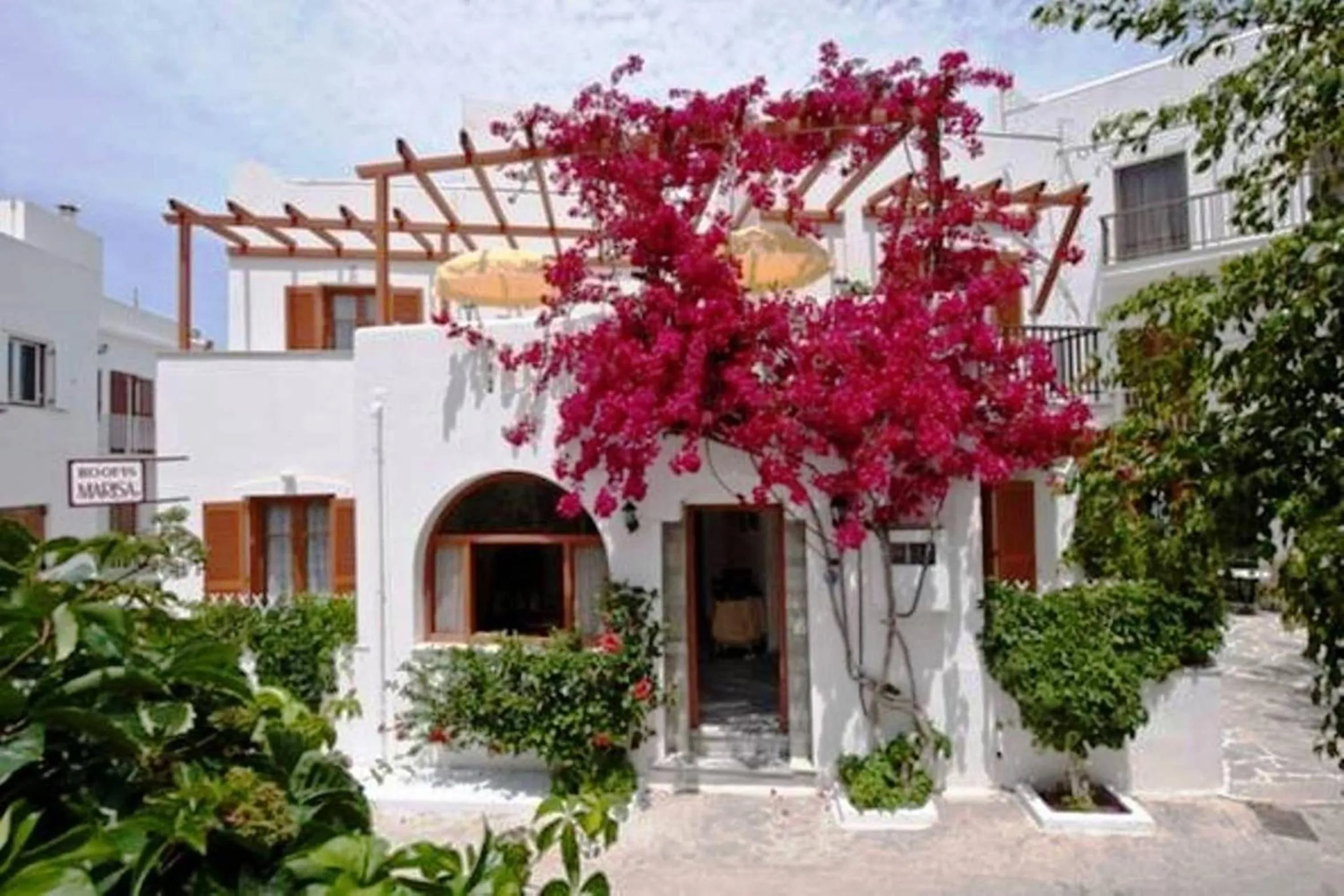 Facade/entrance in Marisa Rooms