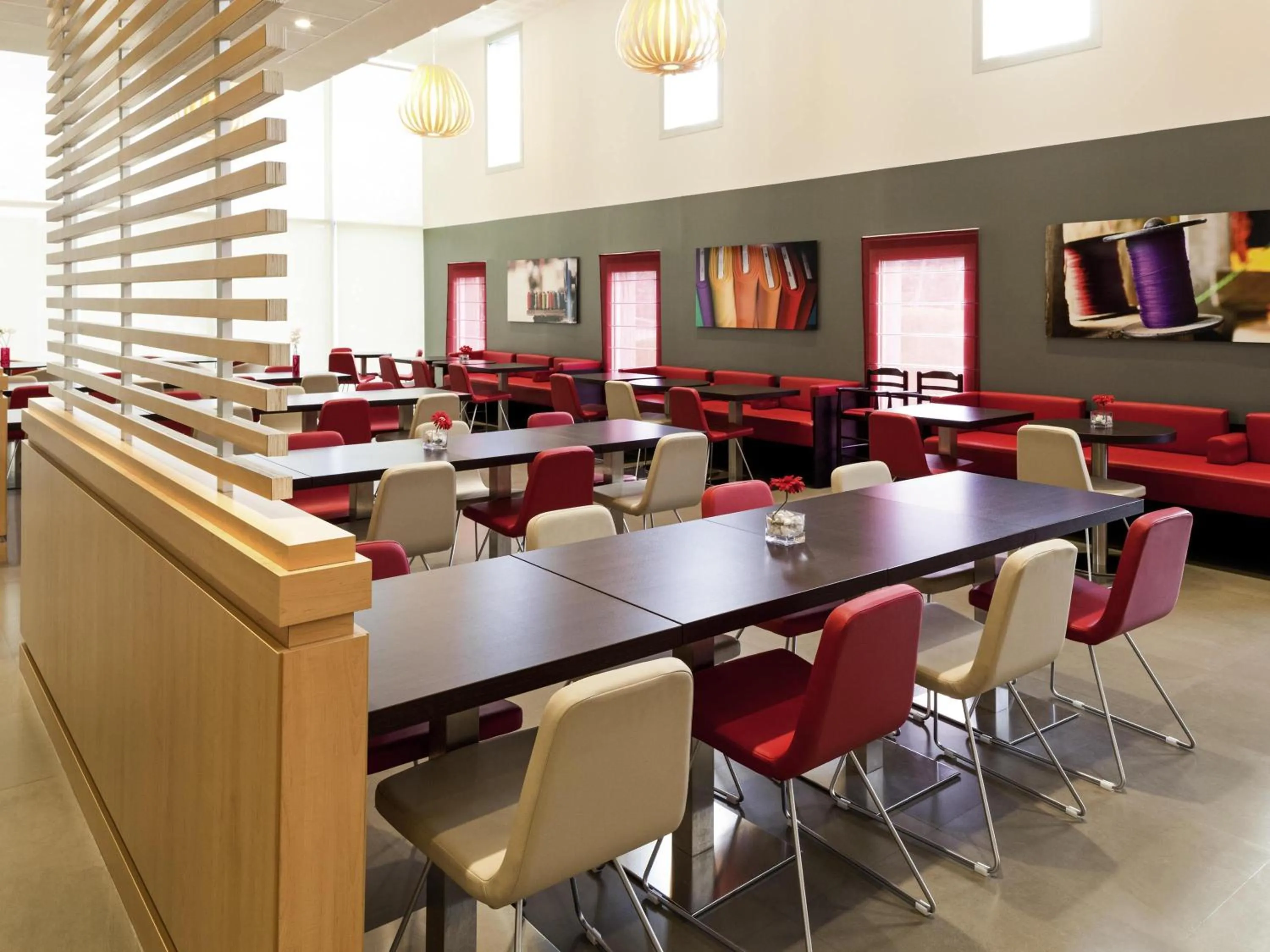 Restaurant/places to eat in Ibis Barcelona Santa Coloma