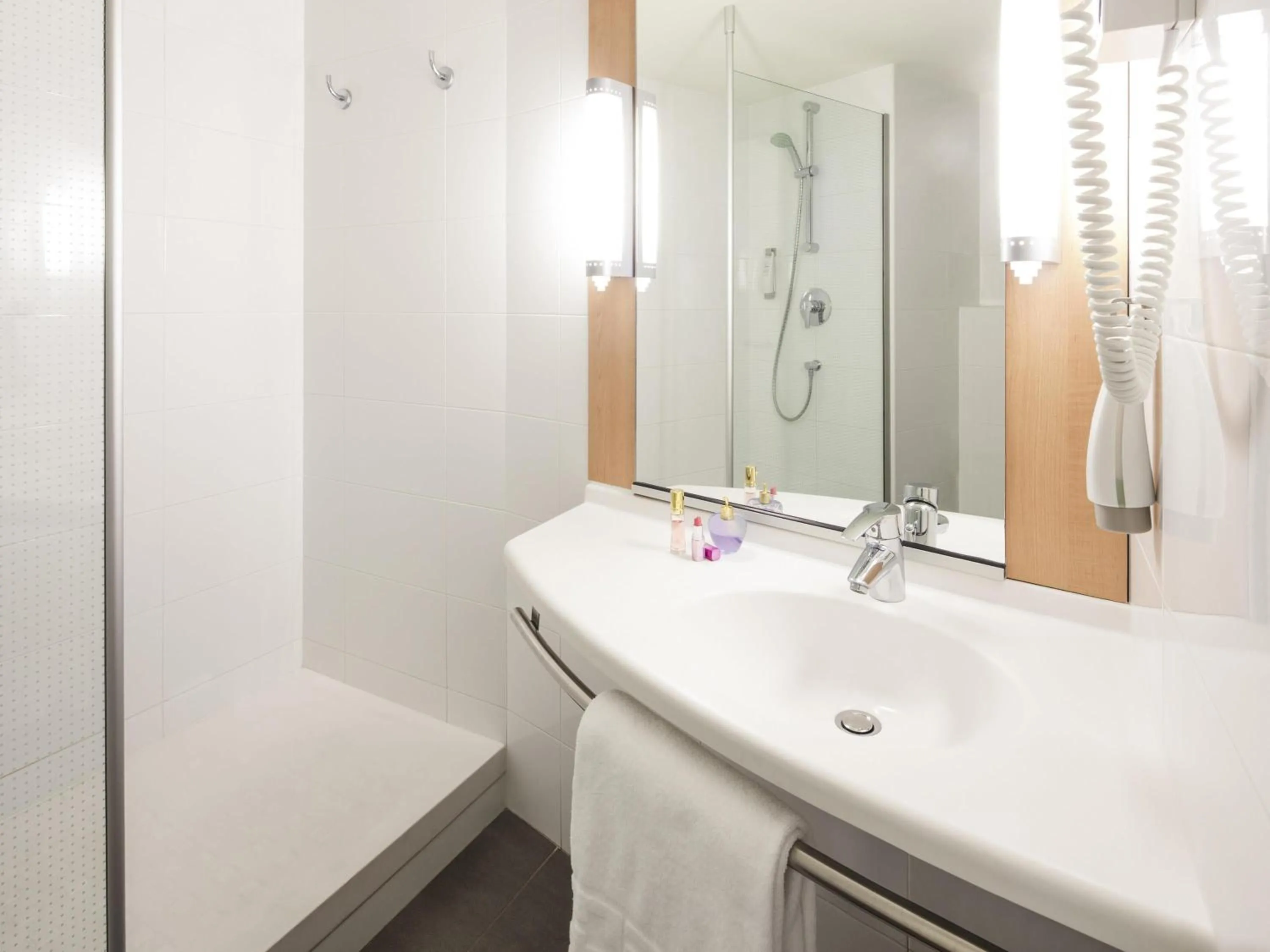 Bedroom in Ibis Barcelona Santa Coloma