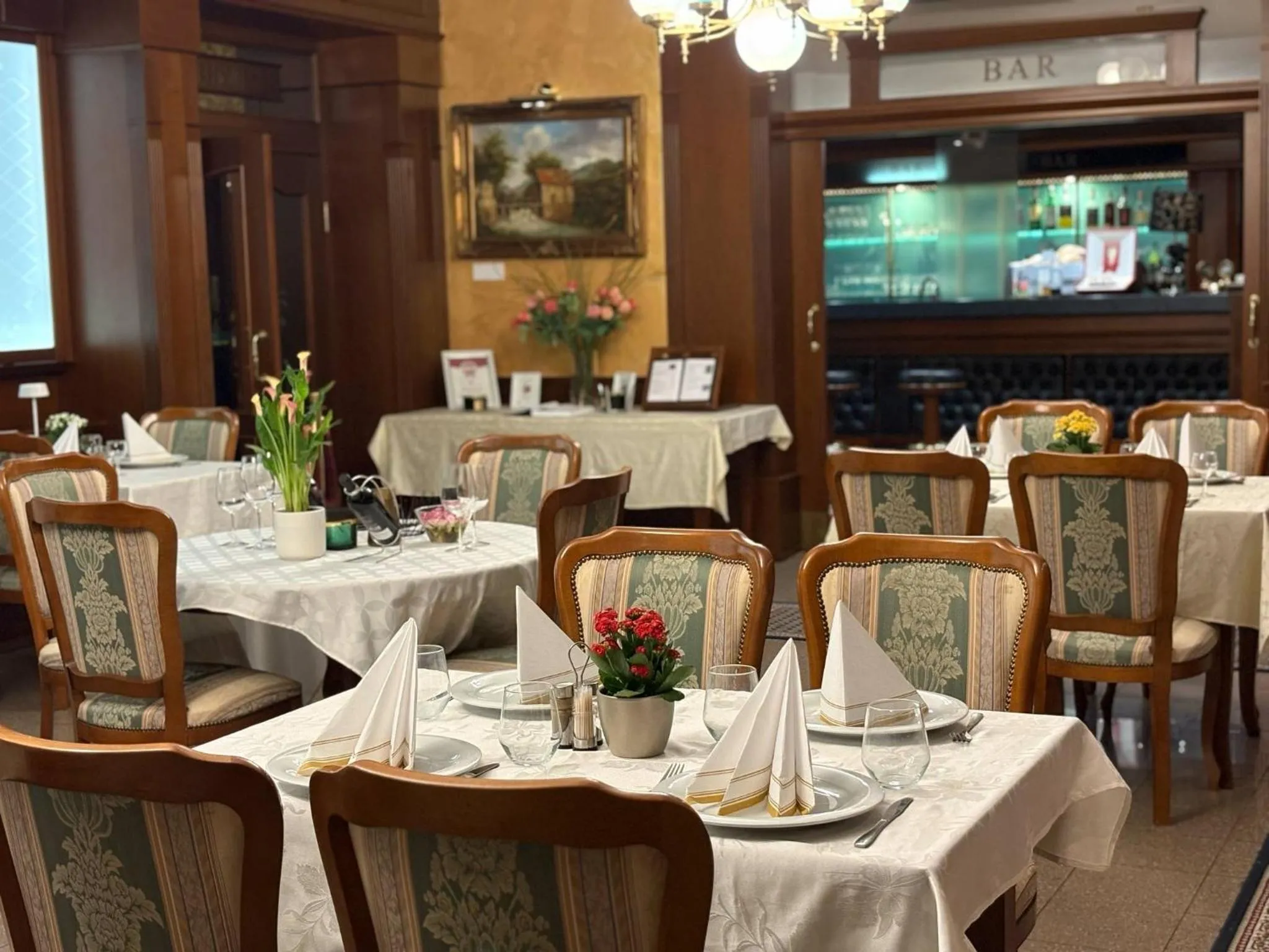 Restaurant/places to eat in Grand Boutique Hotel