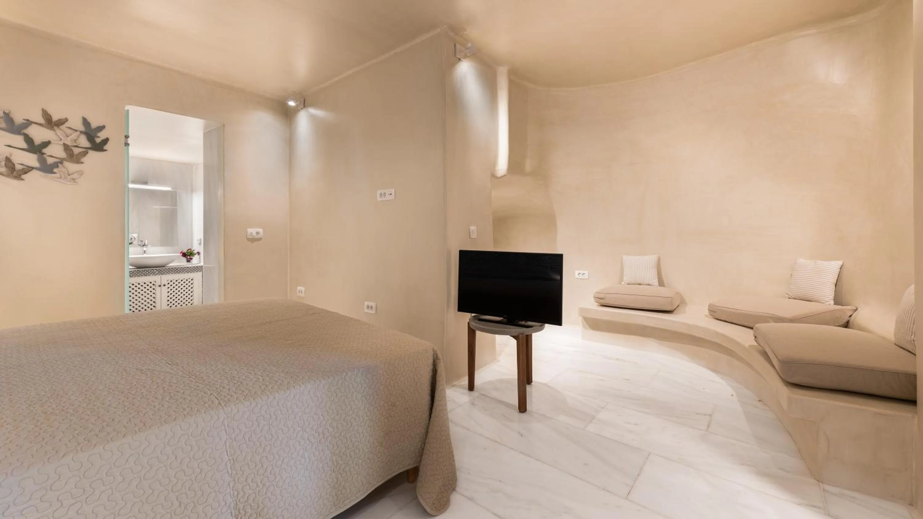 Bed in Armeni Luxury Villas