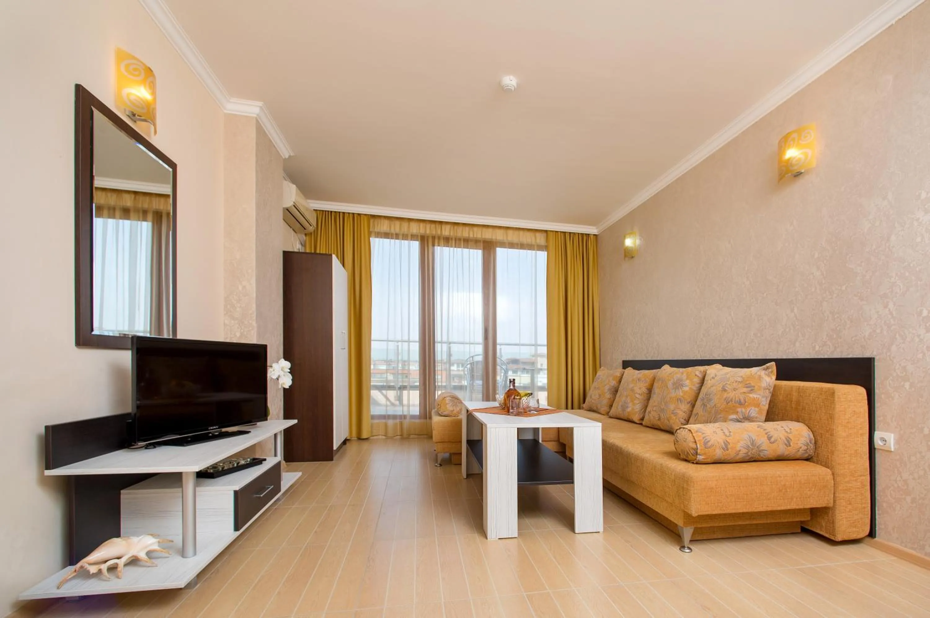 Communal lounge/ TV room in Hotel Iris