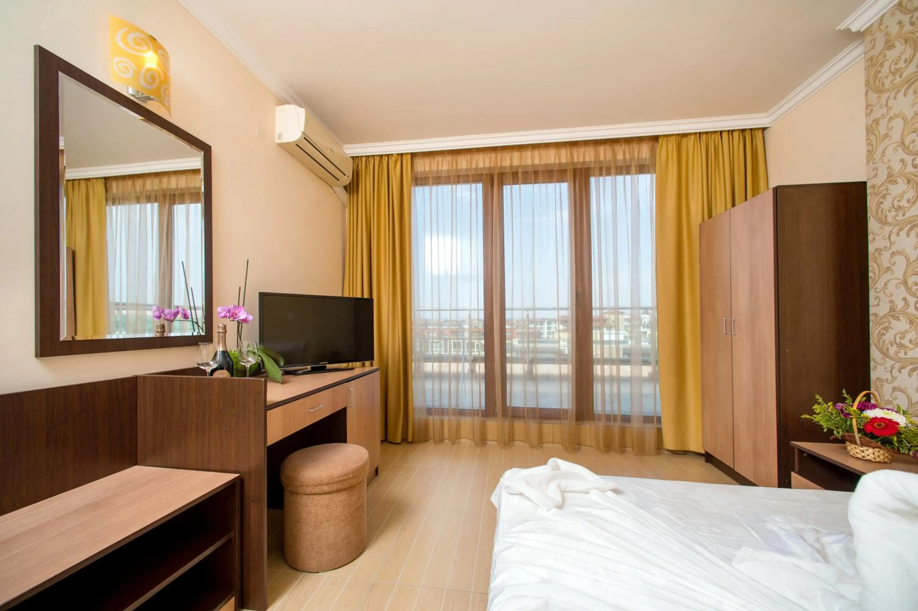 Photo of the whole room, Bed in Hotel Iris