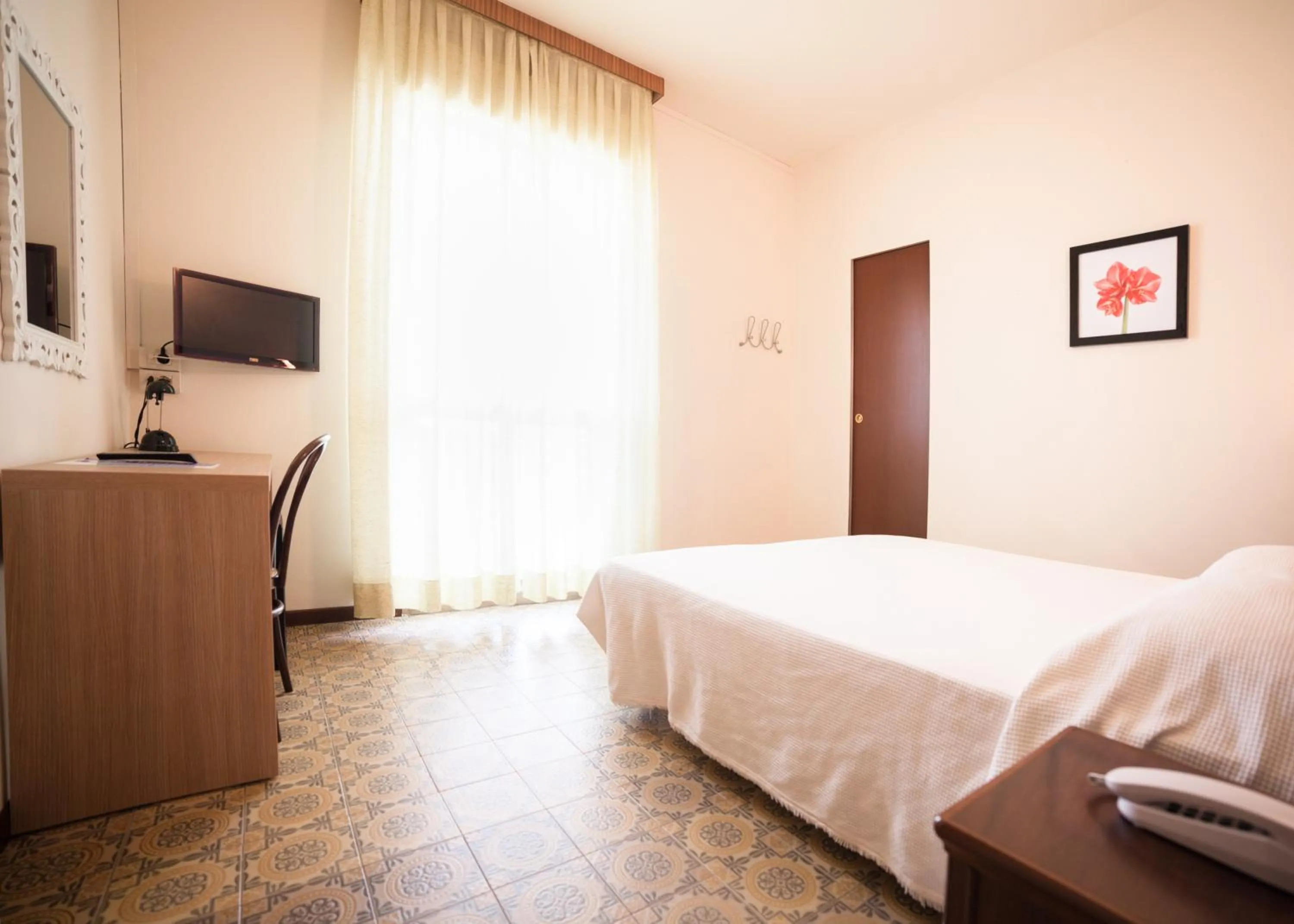 Communal lounge/ TV room in Hotel Metropol