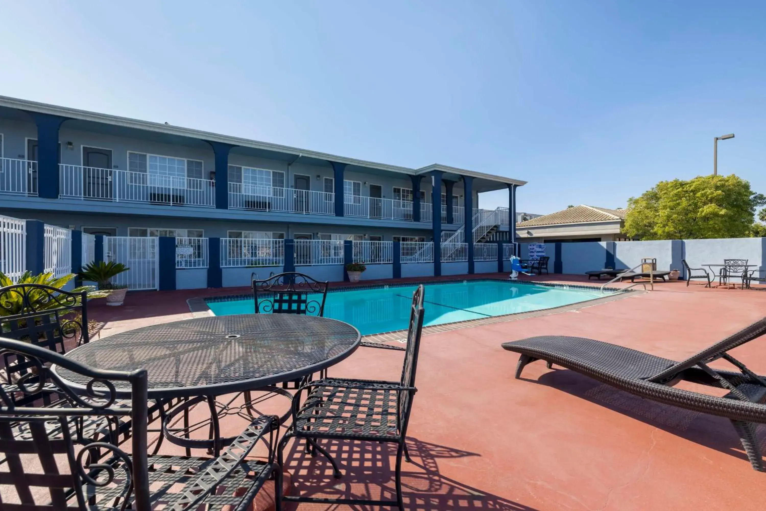 Pool view in Best Western Orange Plaza Pool view in Best Western Orange Plaza