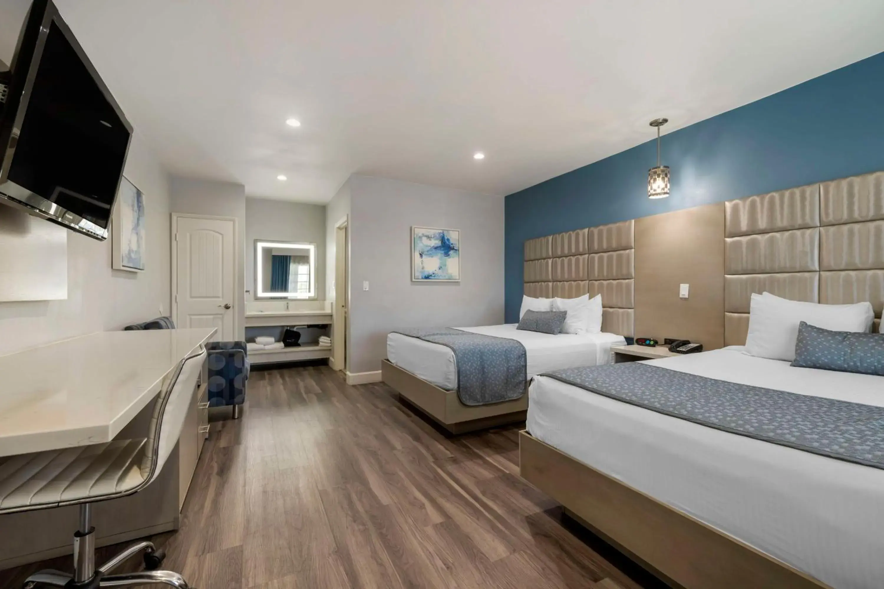 Family Room with Two Queen Beds and One Double Bed - Non-Smoking in Best Western Orange Plaza Family Room with Two Queen Beds and One Double Bed - Non-Smoking in Best Western Orange Plaza