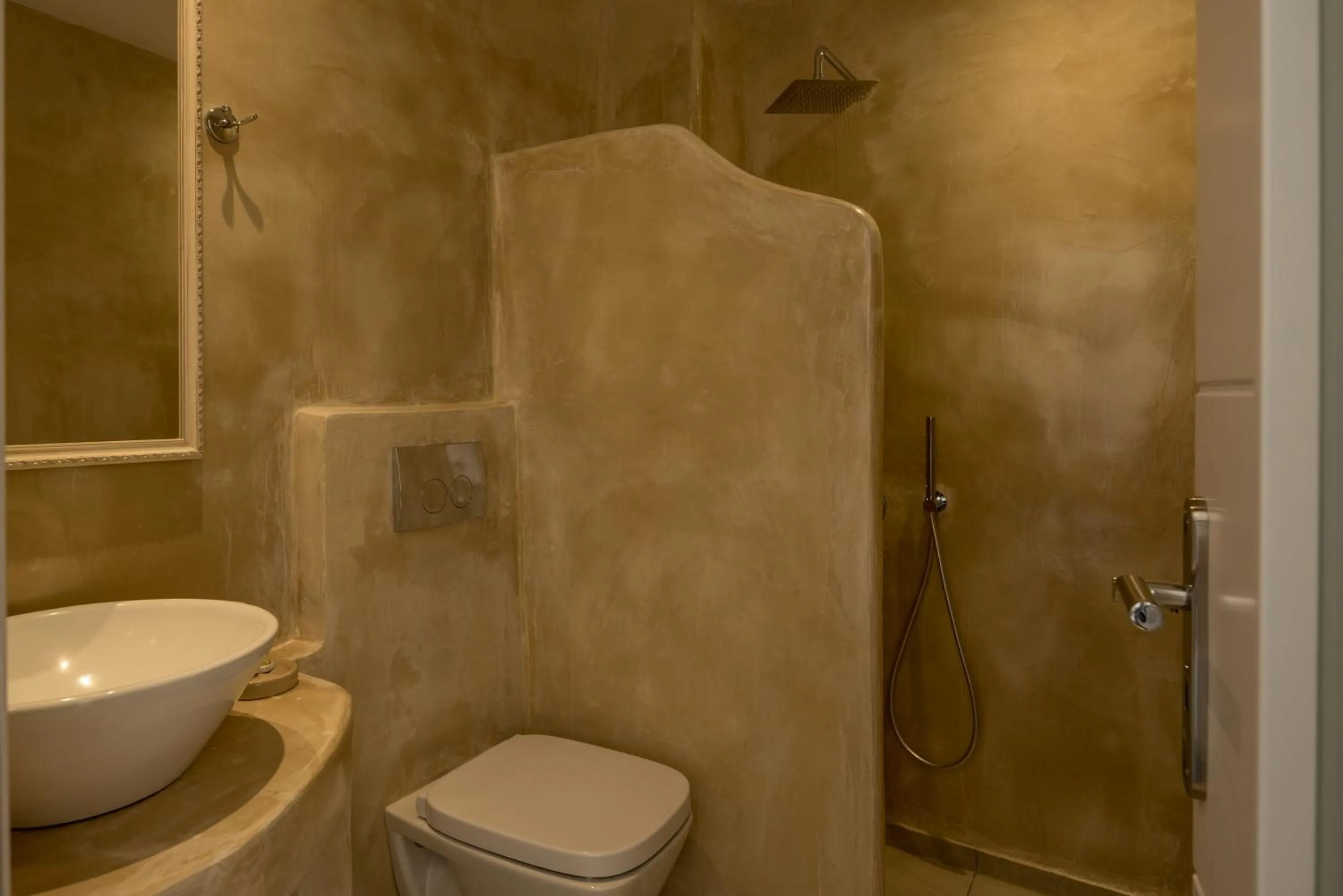 Shower in Caldera Romantica Hotel