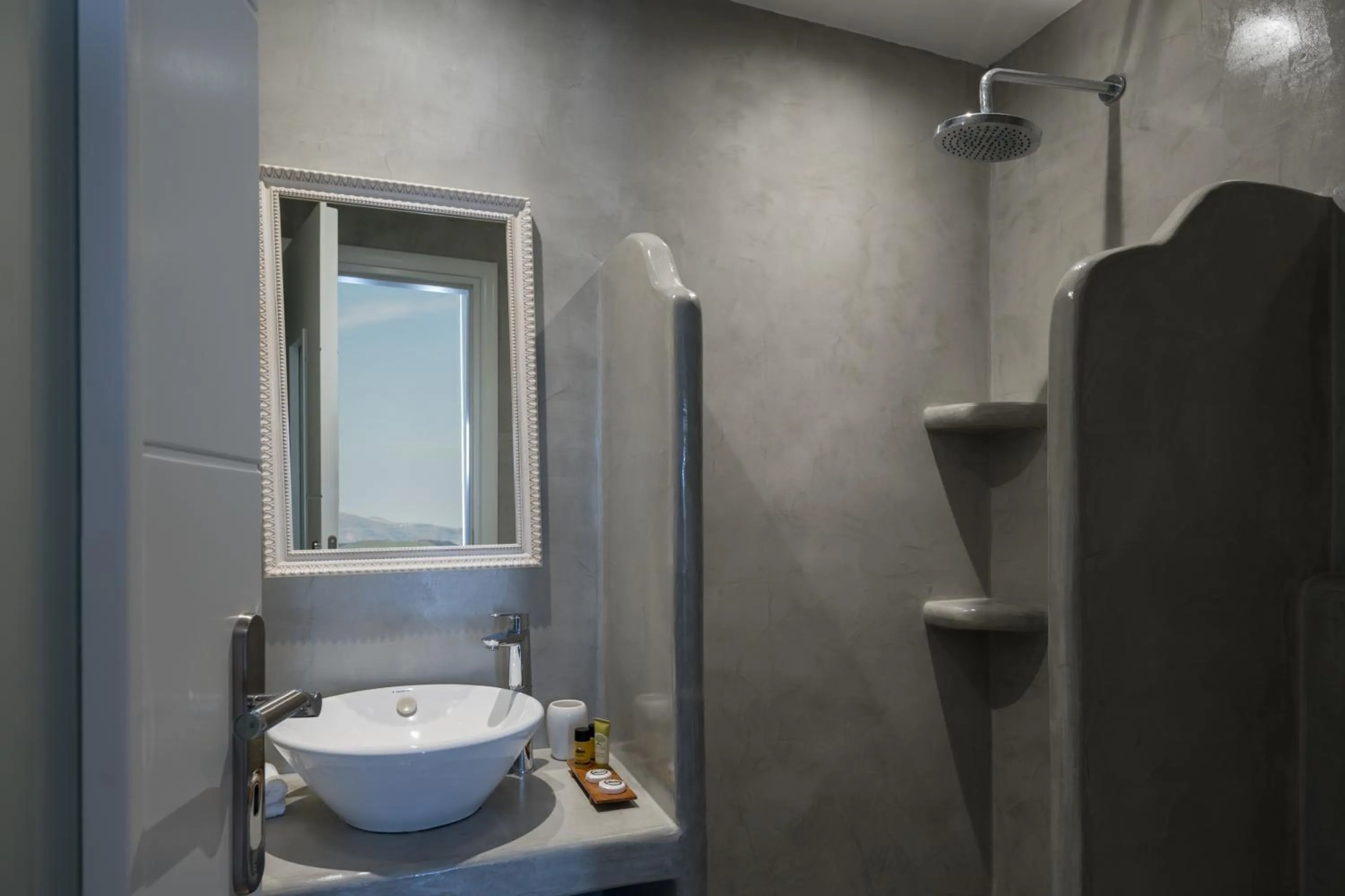 Shower in Caldera Romantica Hotel