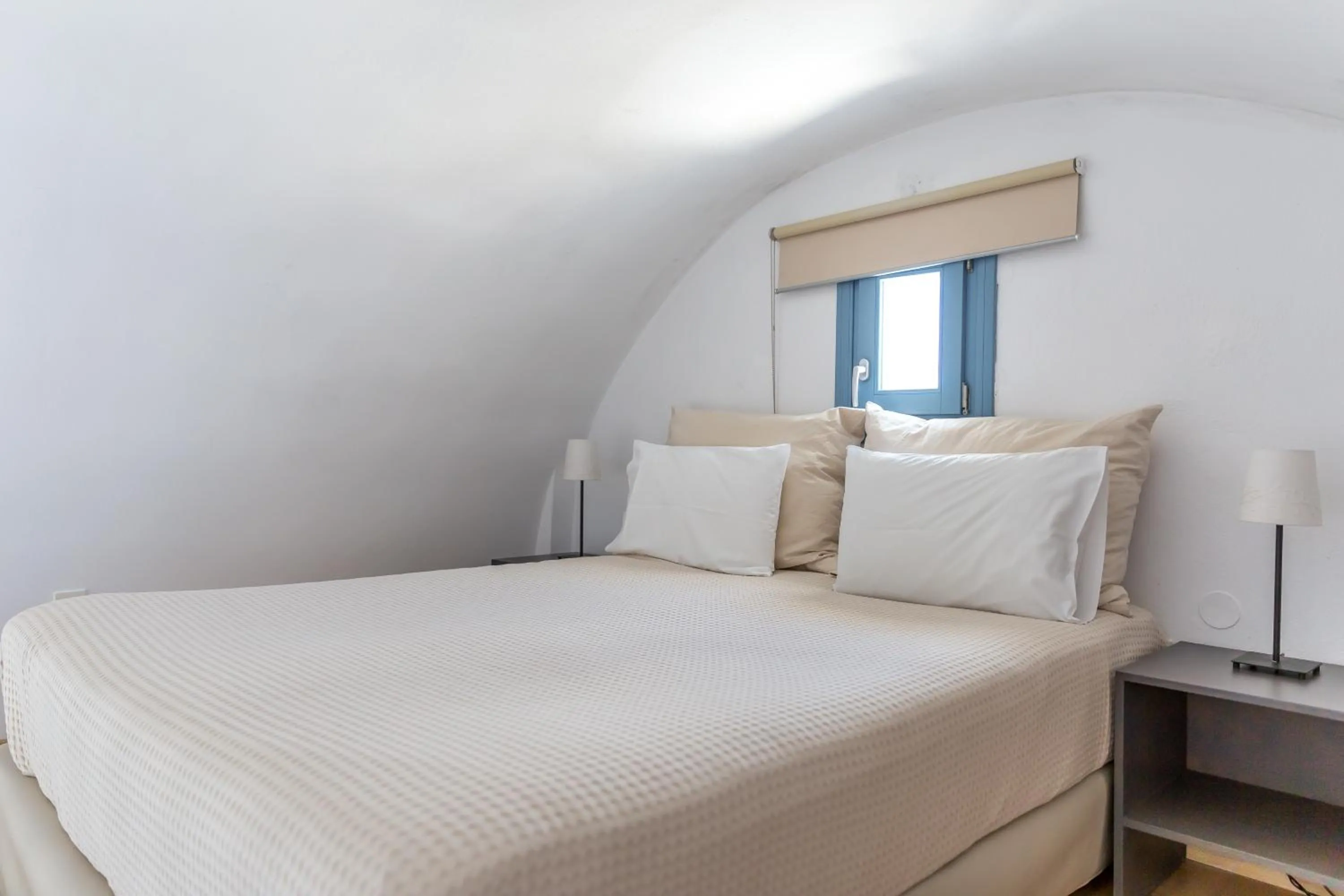 Bedroom, Bed in Caldera Romantica Hotel