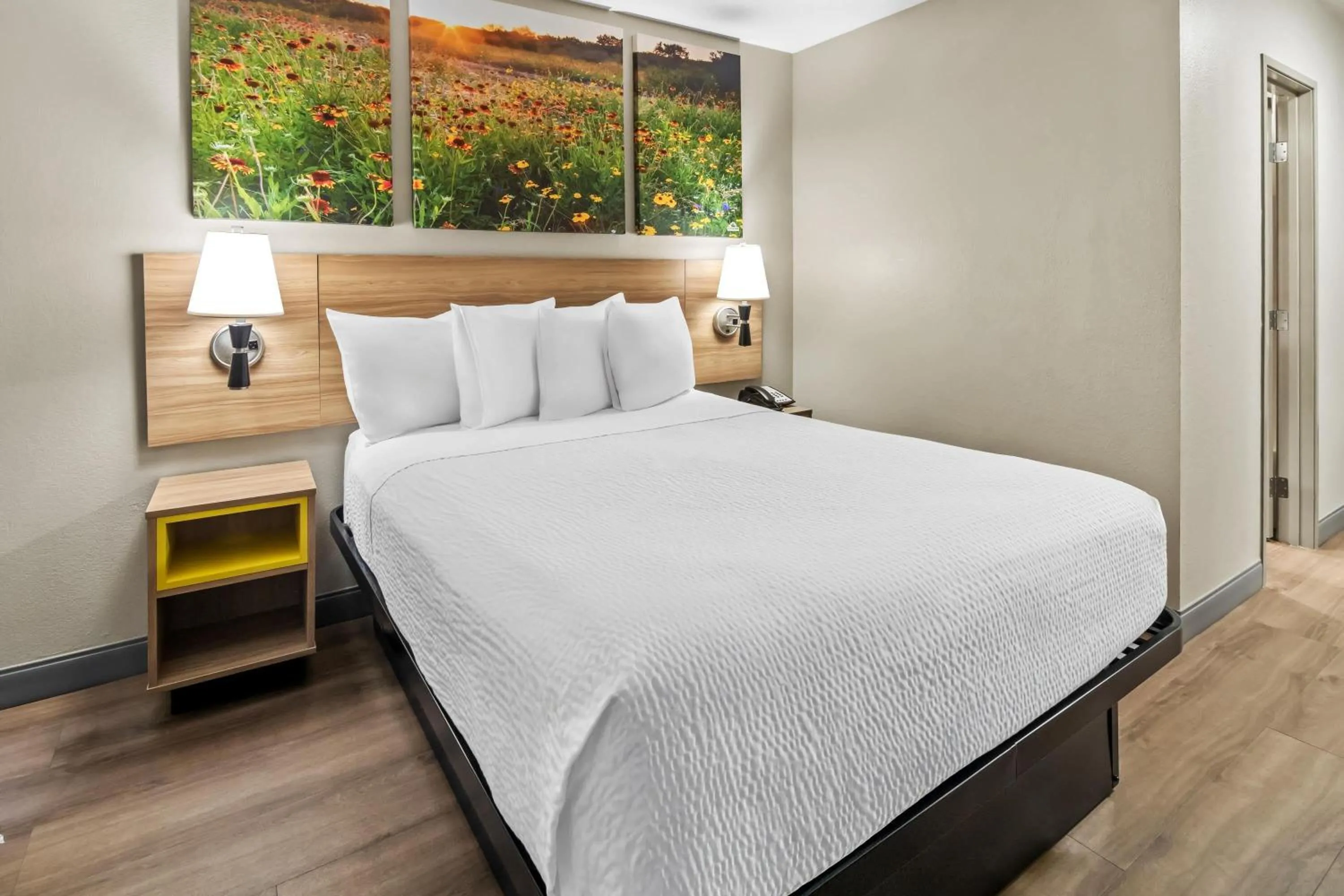 Bed in Days Inn & Suites by Wyndham DeSoto