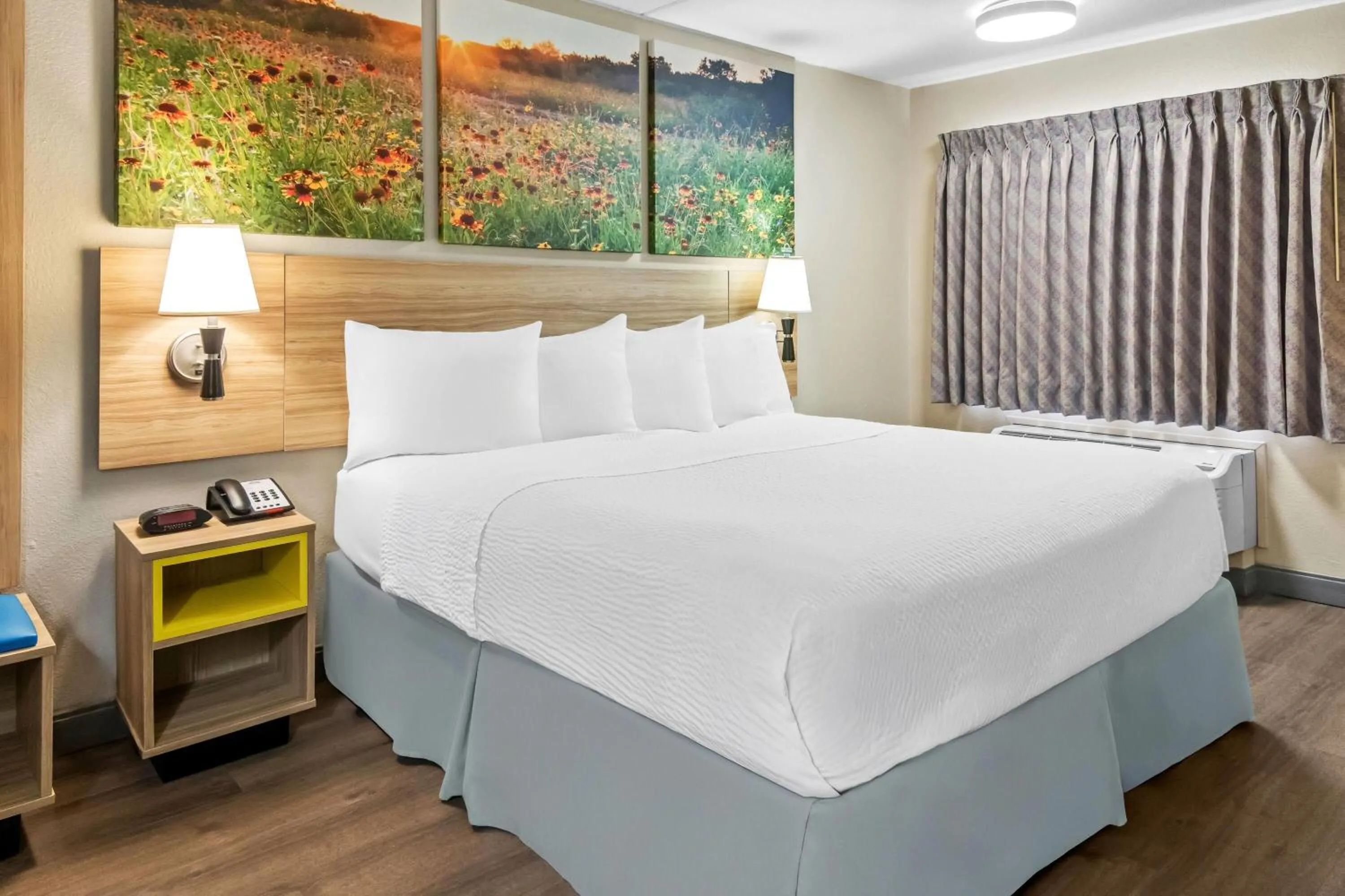 Bed in Days Inn & Suites by Wyndham DeSoto