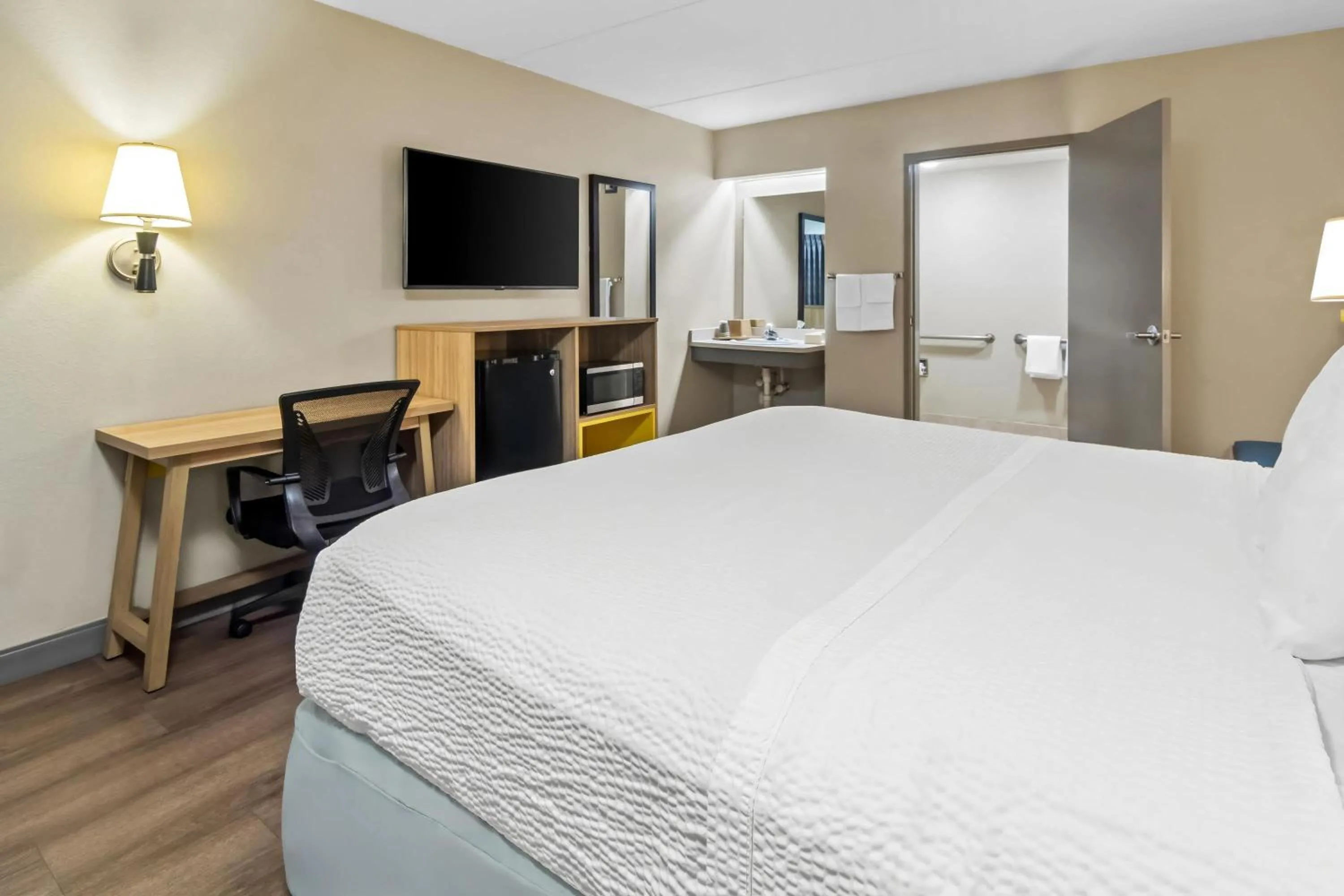 Bed in Days Inn & Suites by Wyndham DeSoto