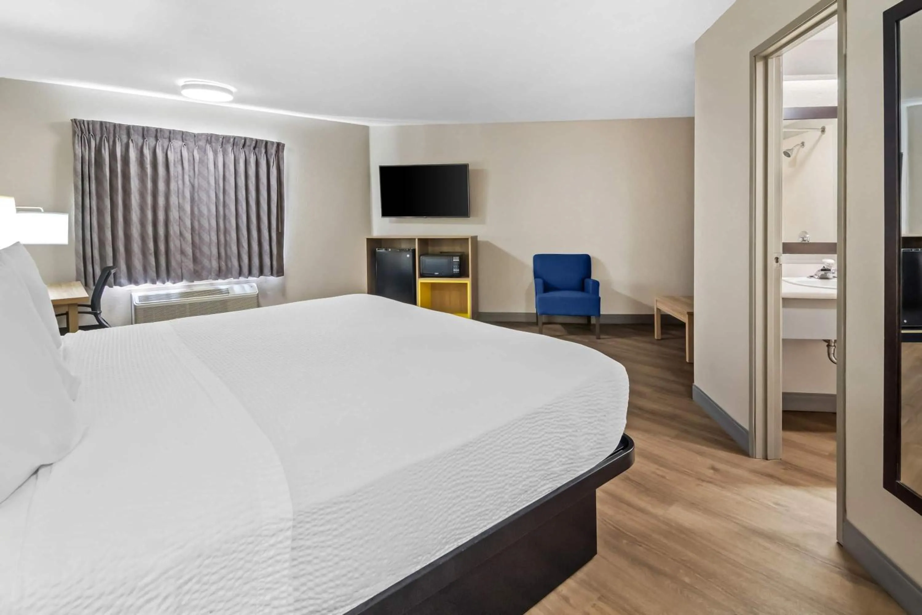 Photo of the whole room, Bed in Days Inn & Suites by Wyndham DeSoto