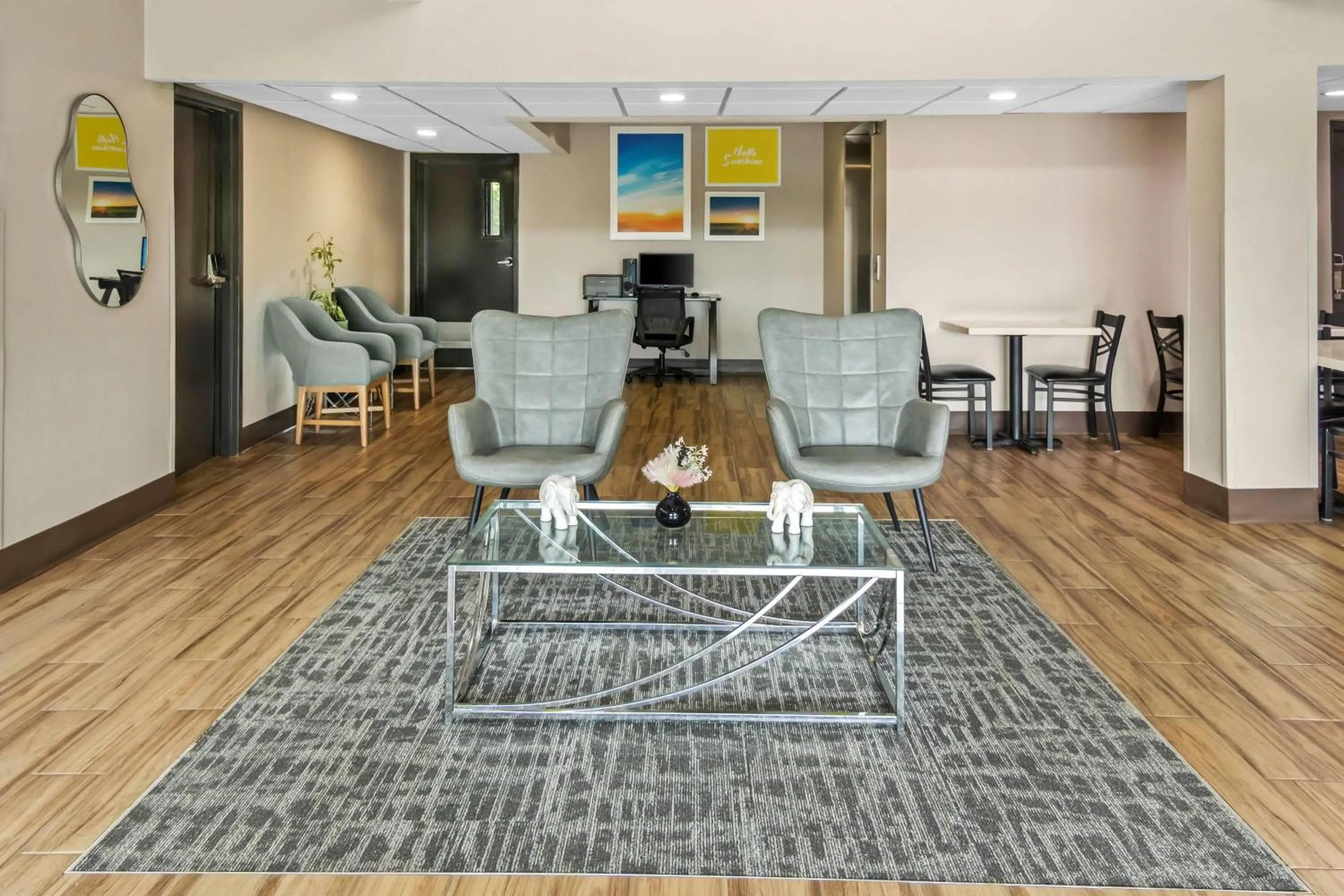 Lobby or reception in Days Inn & Suites by Wyndham DeSoto