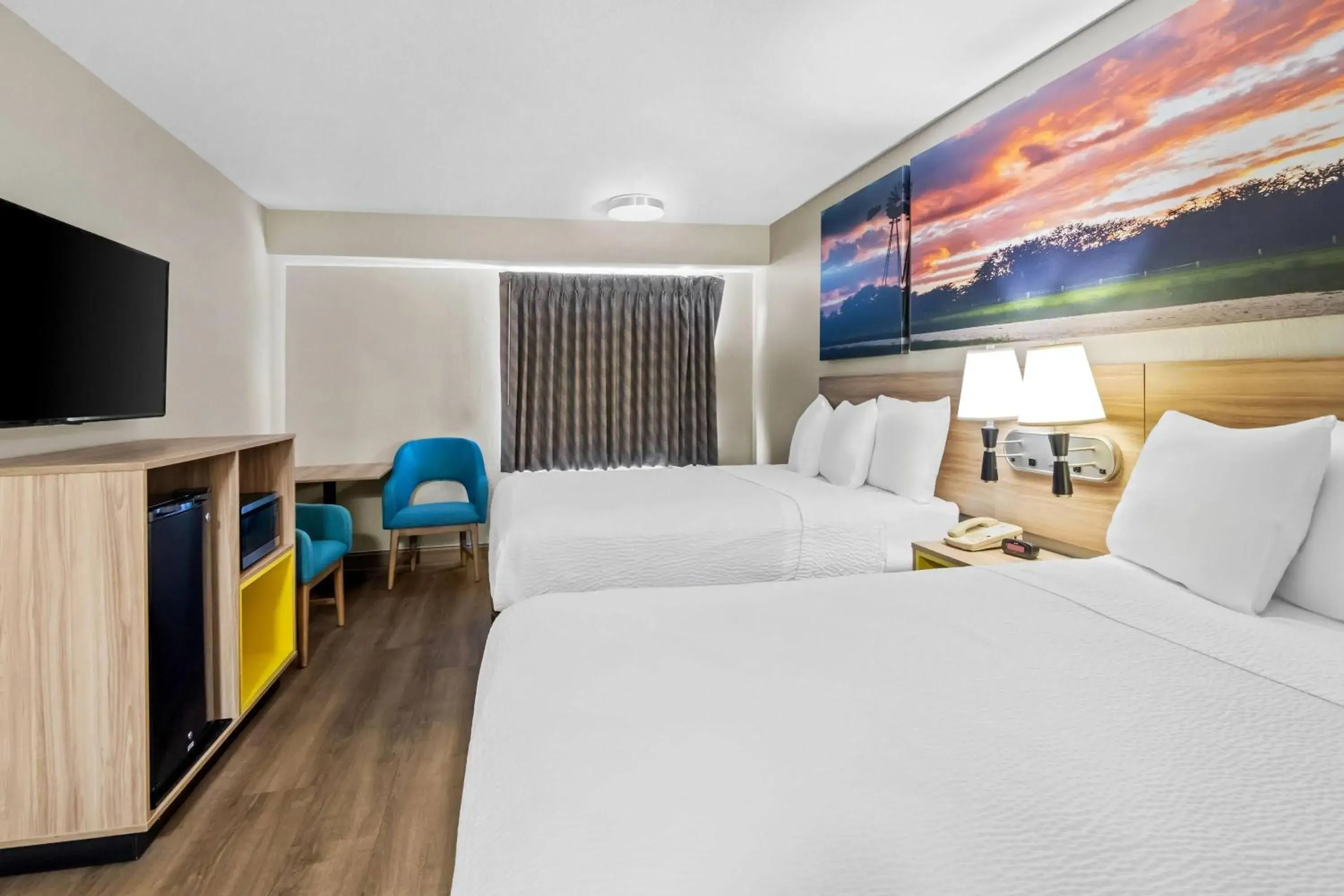 Bed in Days Inn & Suites by Wyndham DeSoto Bed in Days Inn & Suites by Wyndham DeSoto