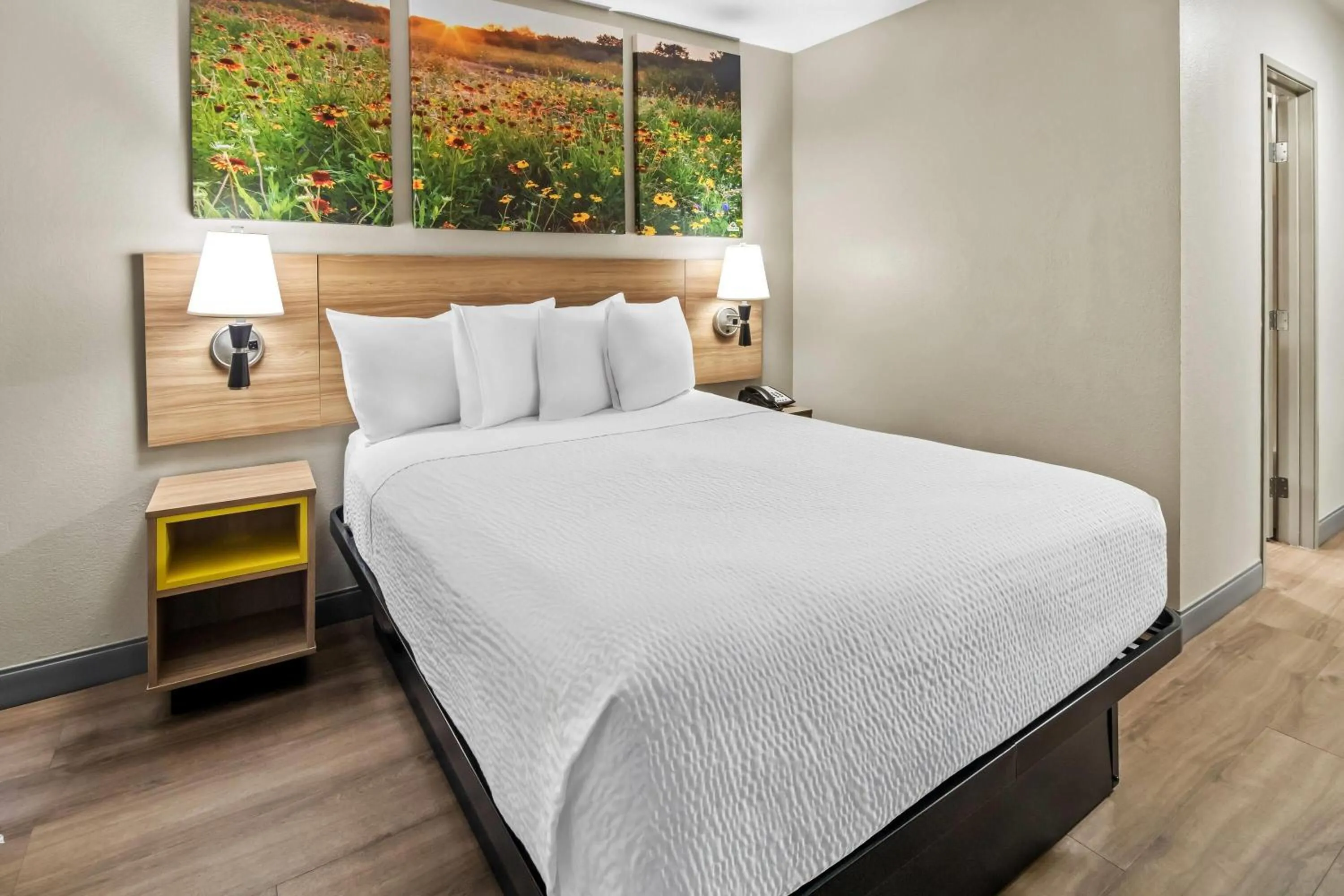 Bed in Days Inn & Suites by Wyndham DeSoto