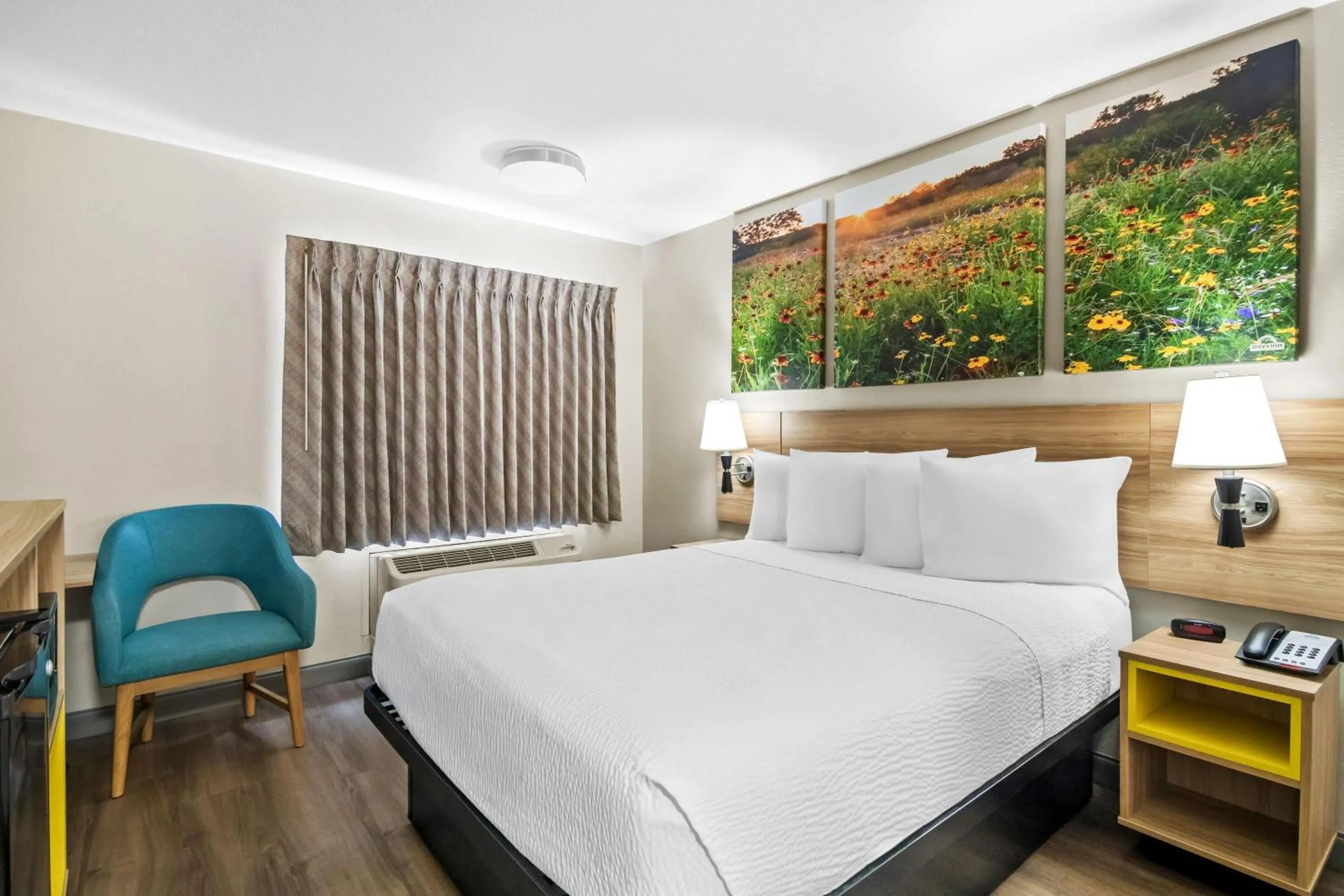 Bed in Days Inn & Suites by Wyndham DeSoto