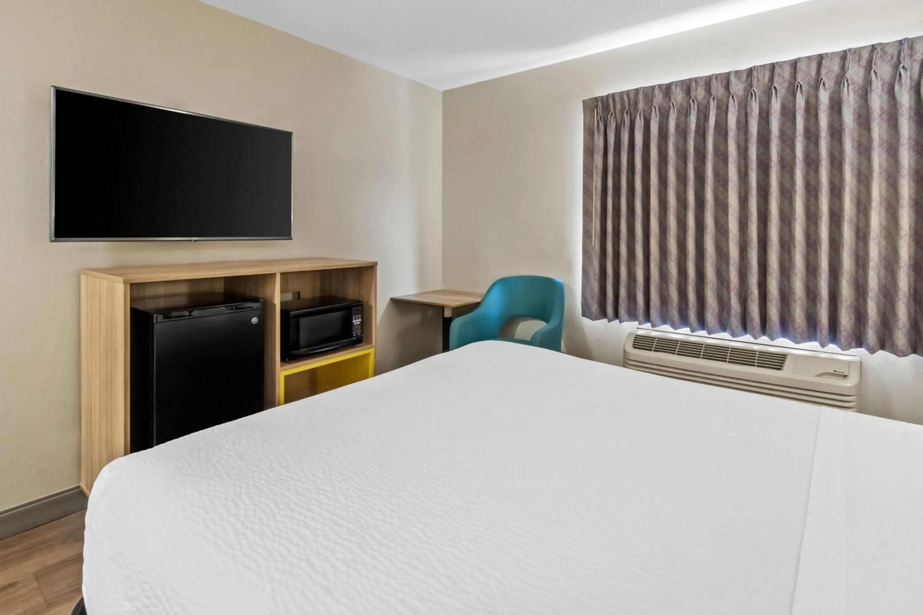 Bed in Days Inn & Suites by Wyndham DeSoto