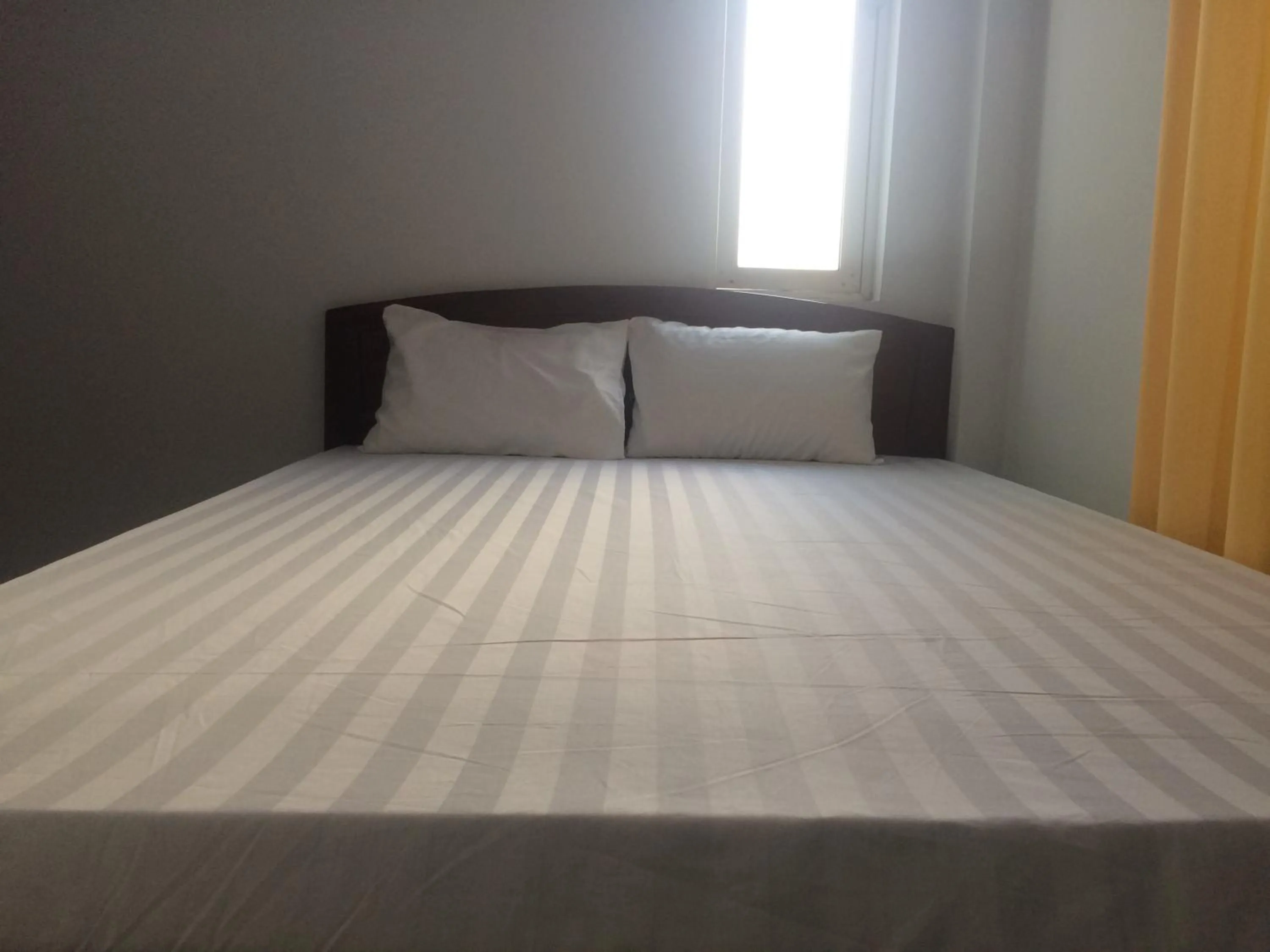 Bed in Y Bon
