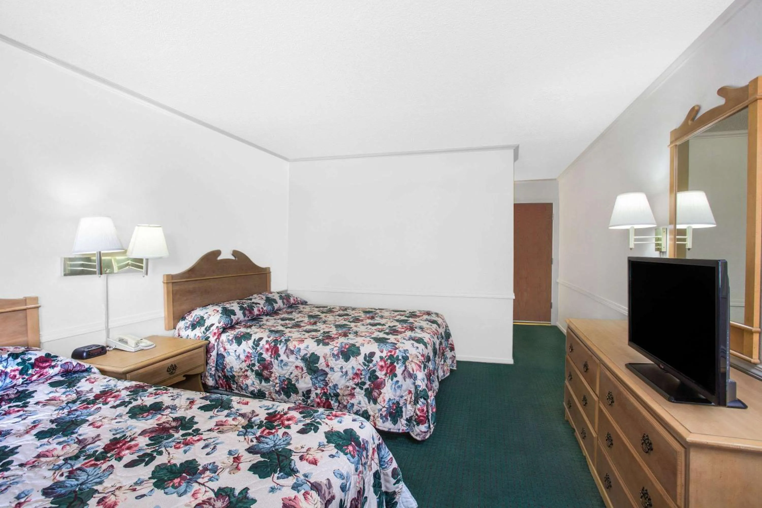 Photo of the whole room in Knights Inn Pico Rivera