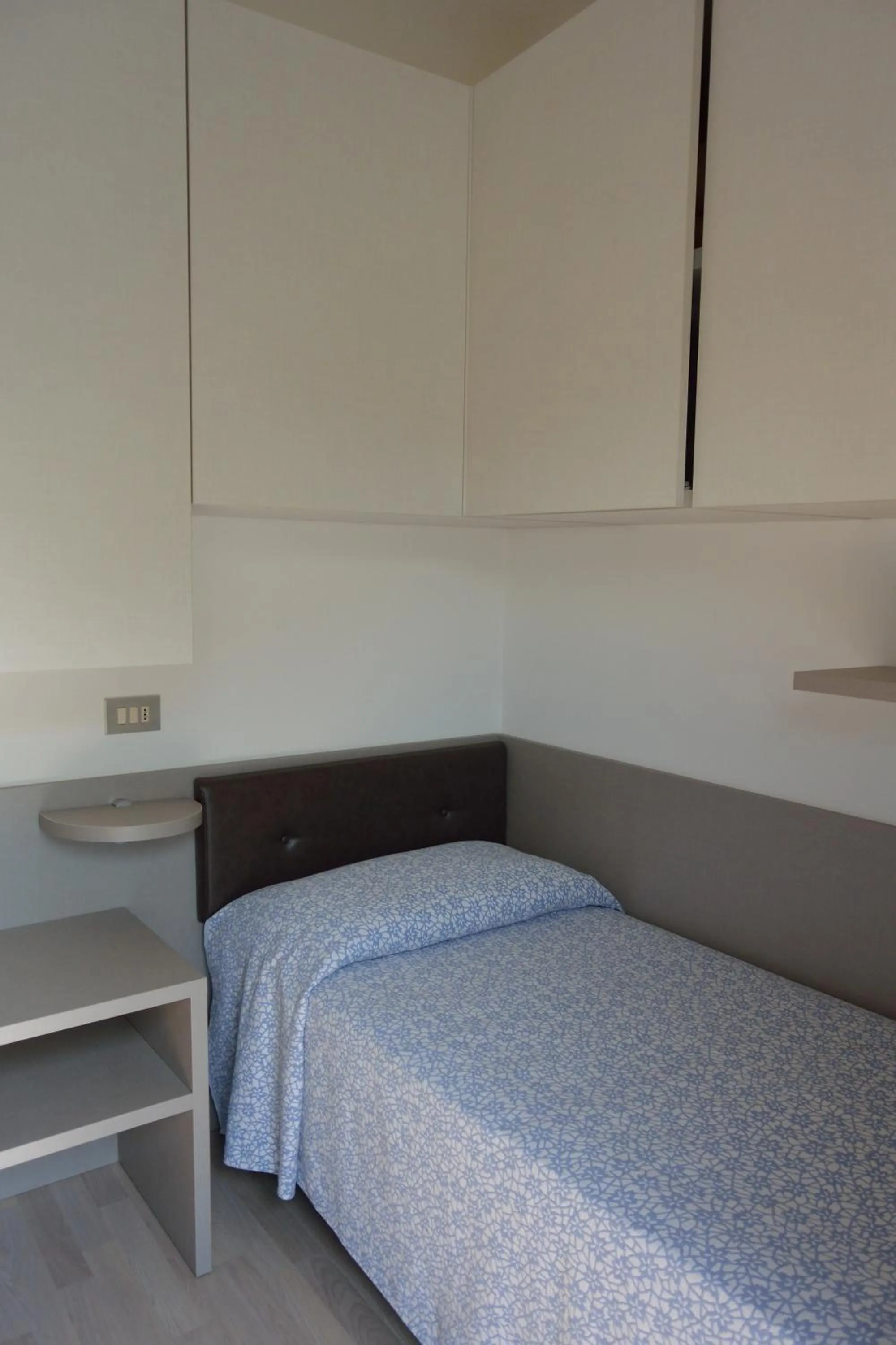 Photo of the whole room, Bed in Hotel Paris