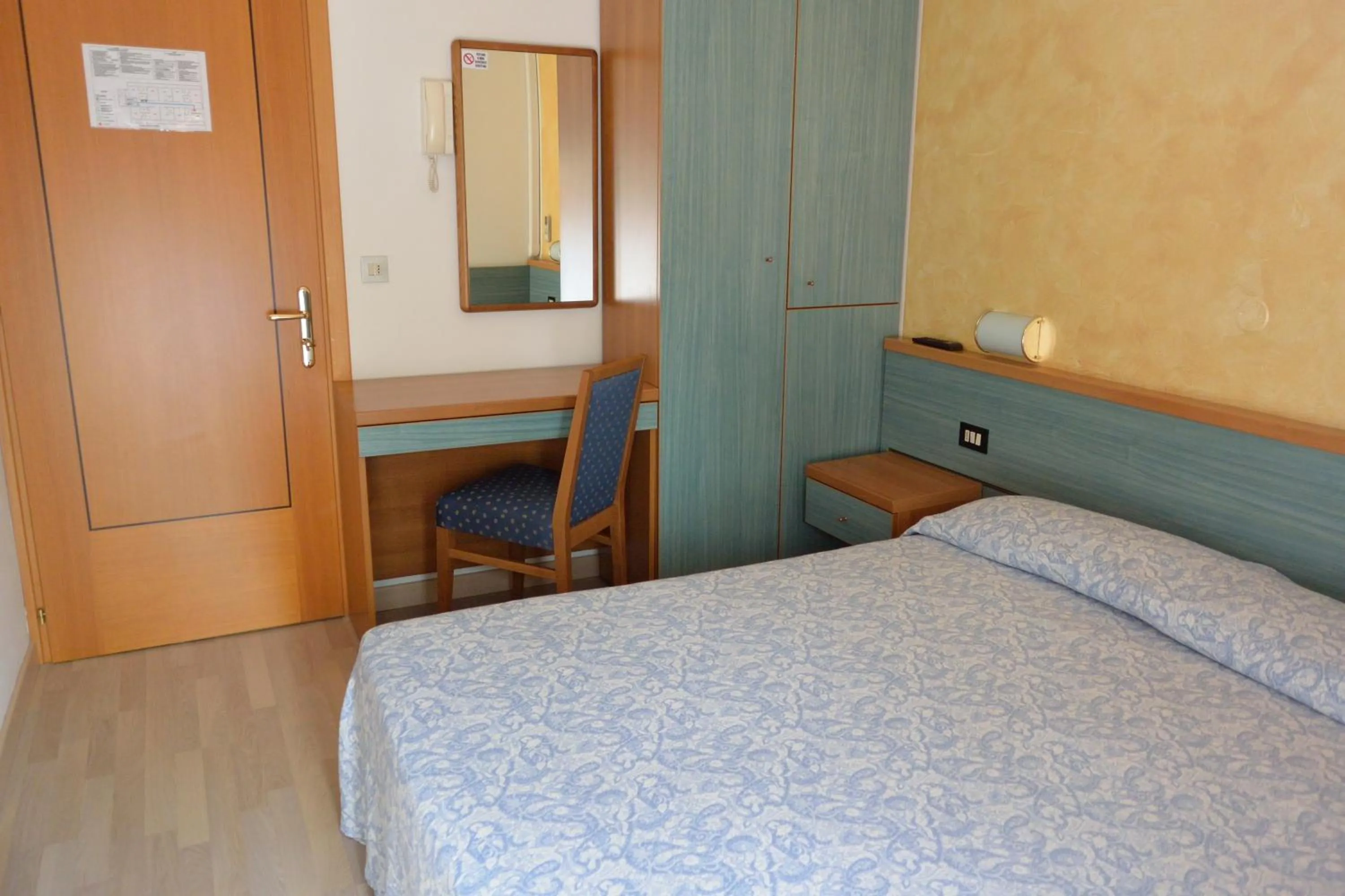 Photo of the whole room, Bed in Hotel Paris