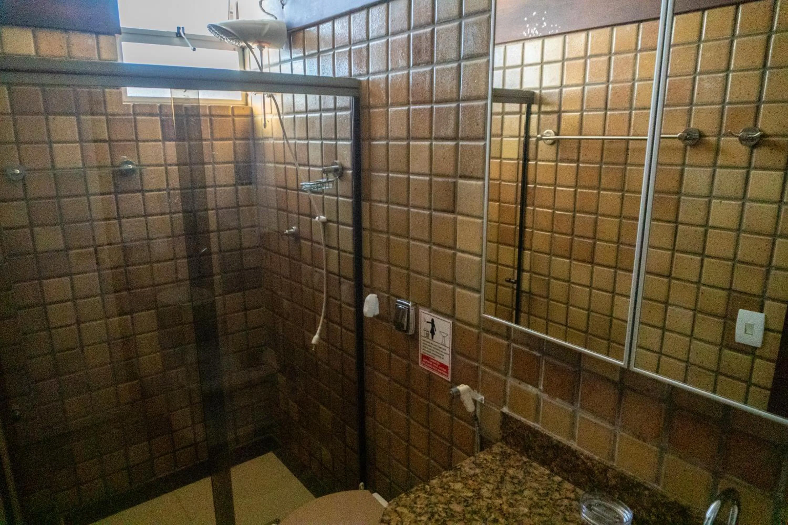 Bathroom in Maravilhoso Apto na Praia do Forte Wi-Fi 600 MB