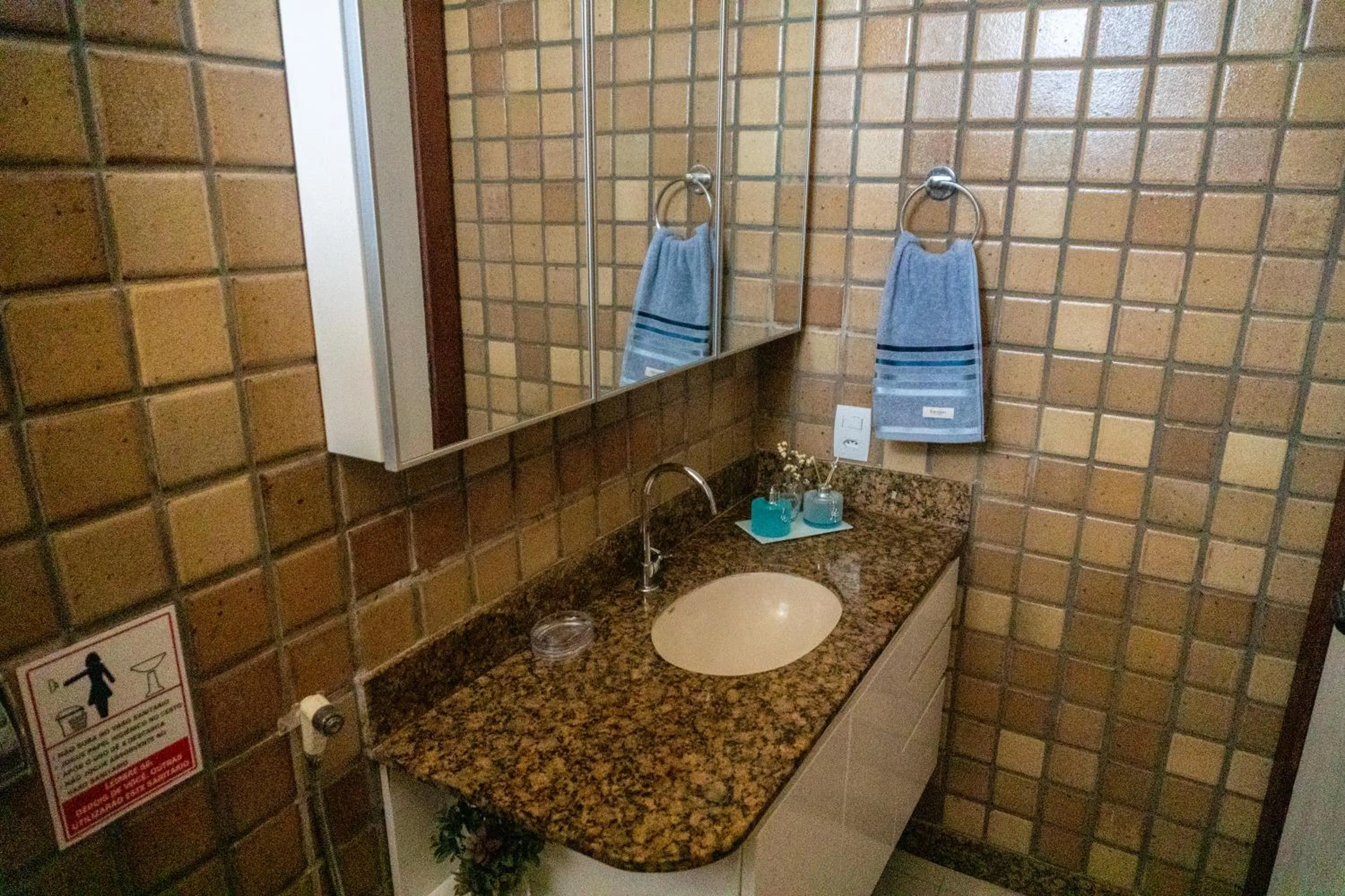 Bathroom in Maravilhoso Apto na Praia do Forte Wi-Fi 600 MB