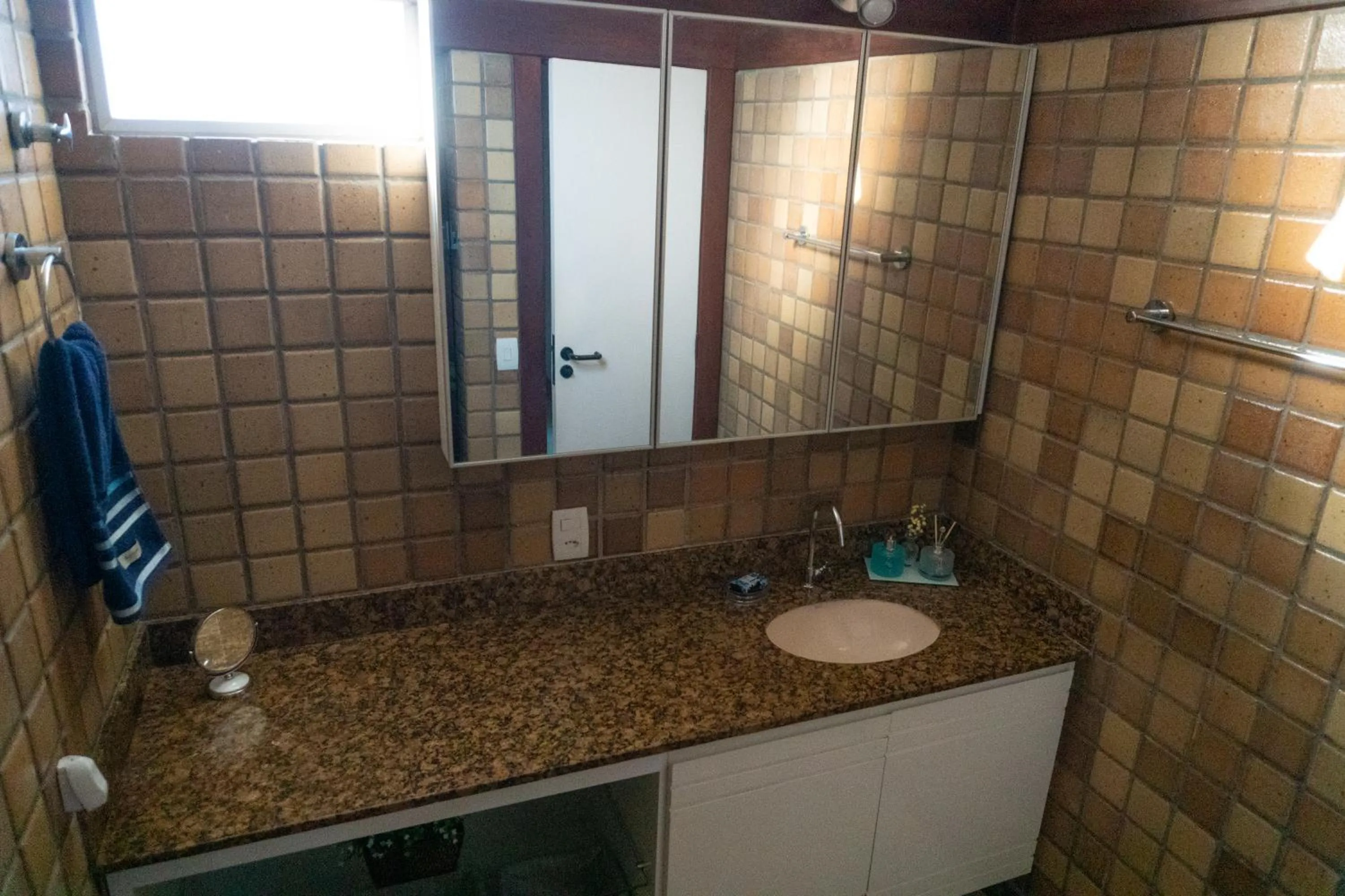 Bathroom in Maravilhoso Apto na Praia do Forte Wi-Fi 600 MB