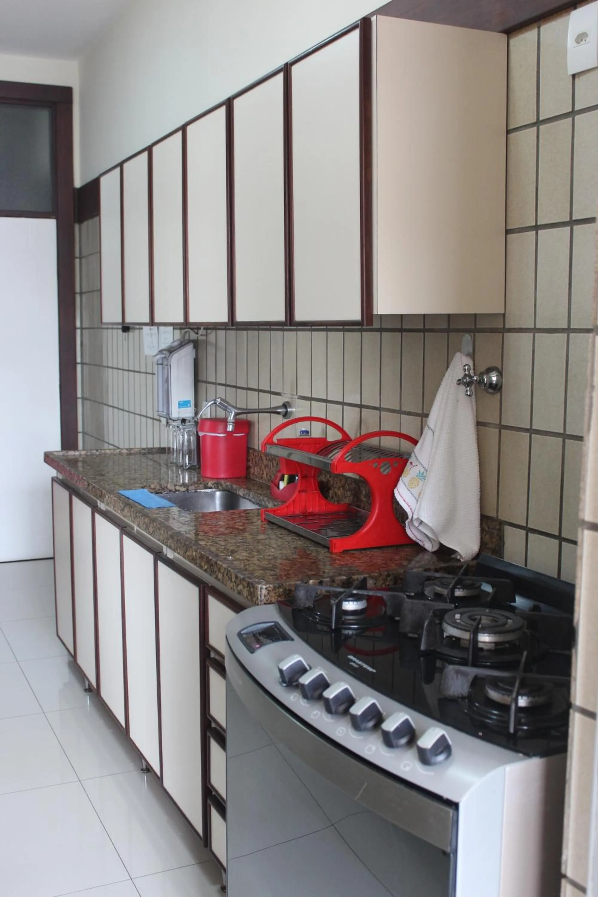 Communal kitchen in Maravilhoso Apto na Praia do Forte Wi-Fi 600 MB