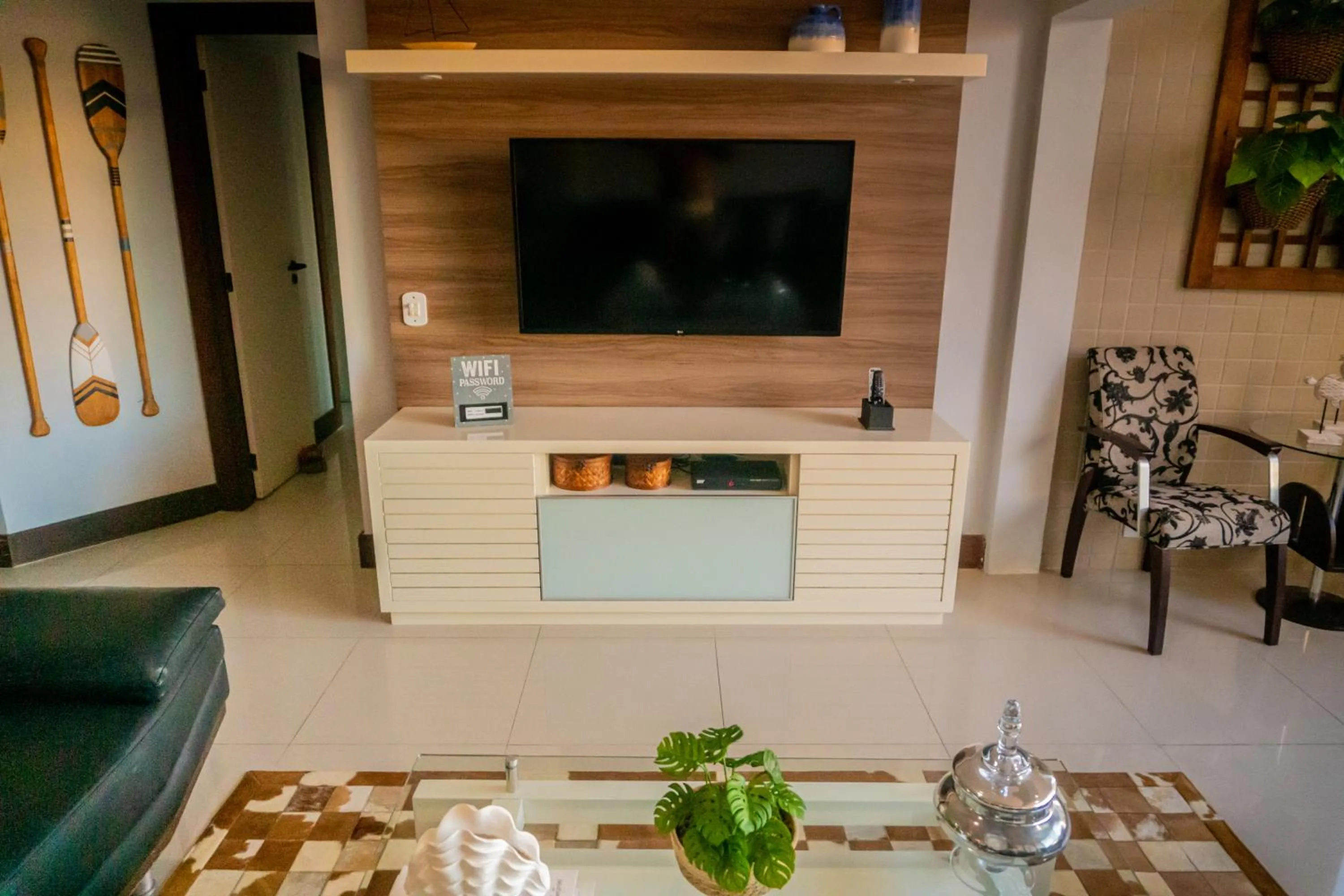 Communal lounge/ TV room in Maravilhoso Apto na Praia do Forte Wi-Fi 600 MB