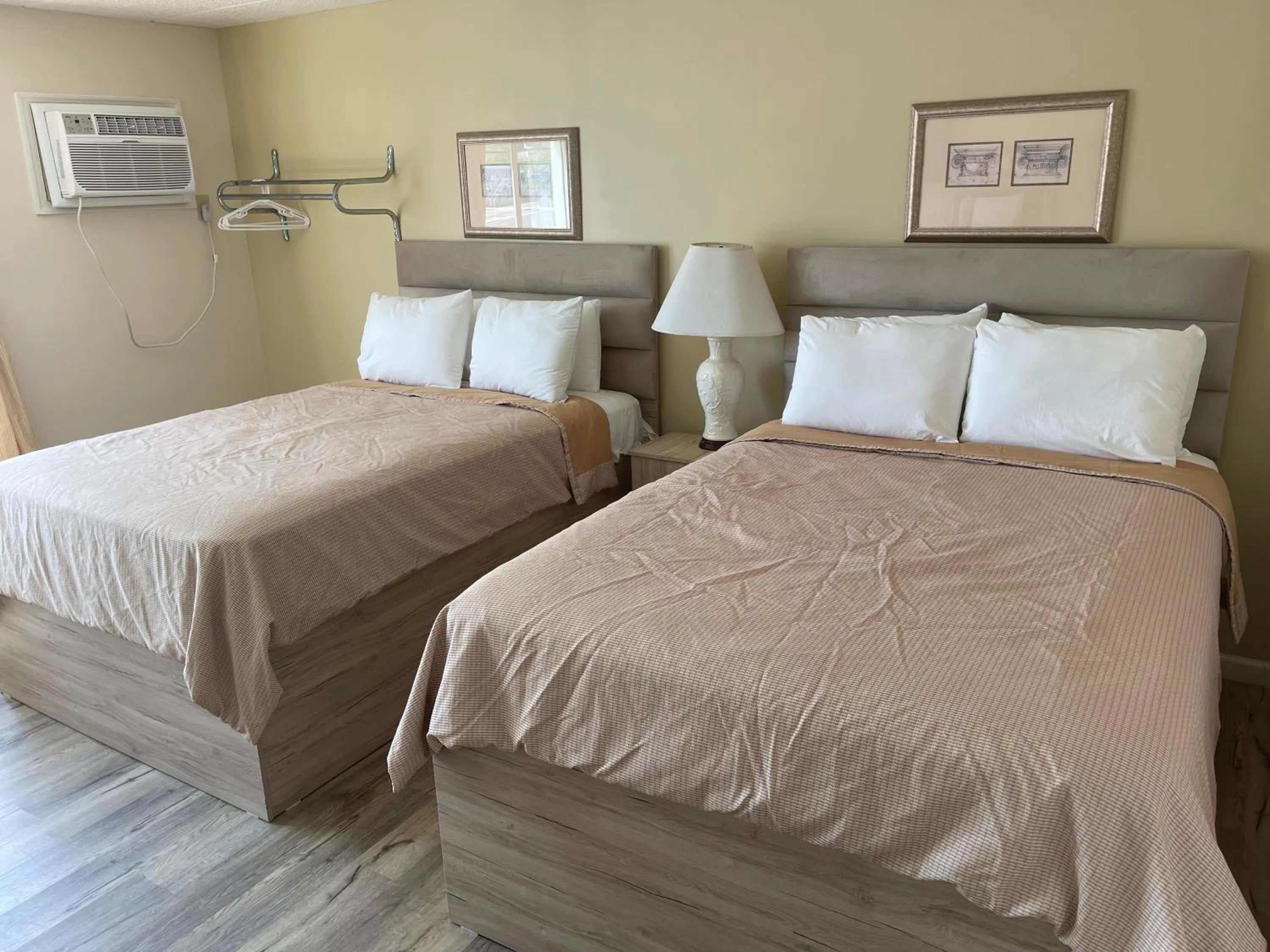 Bed in Coastal Inn - Ocean City