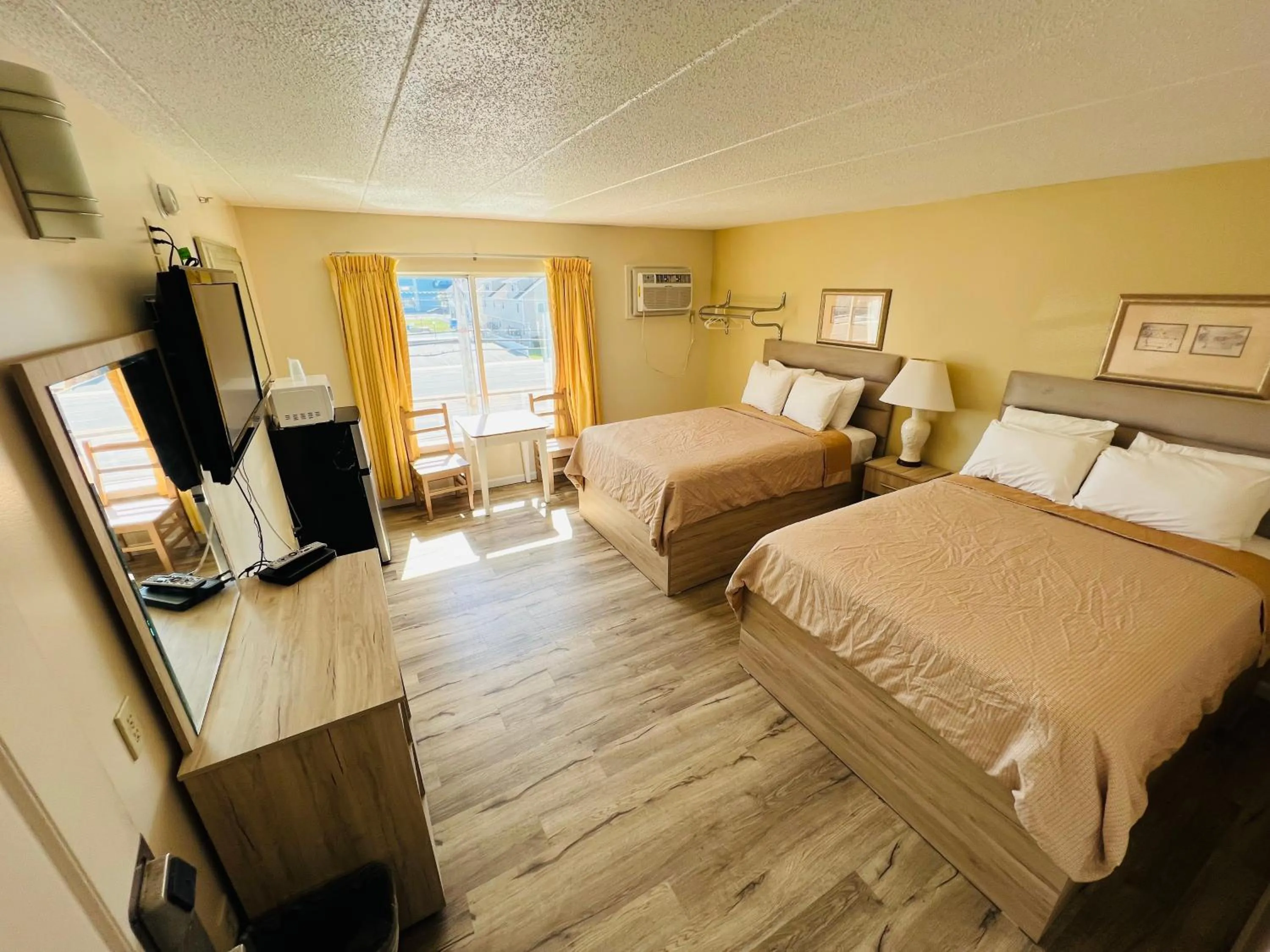 Bed in Coastal Inn - Ocean City