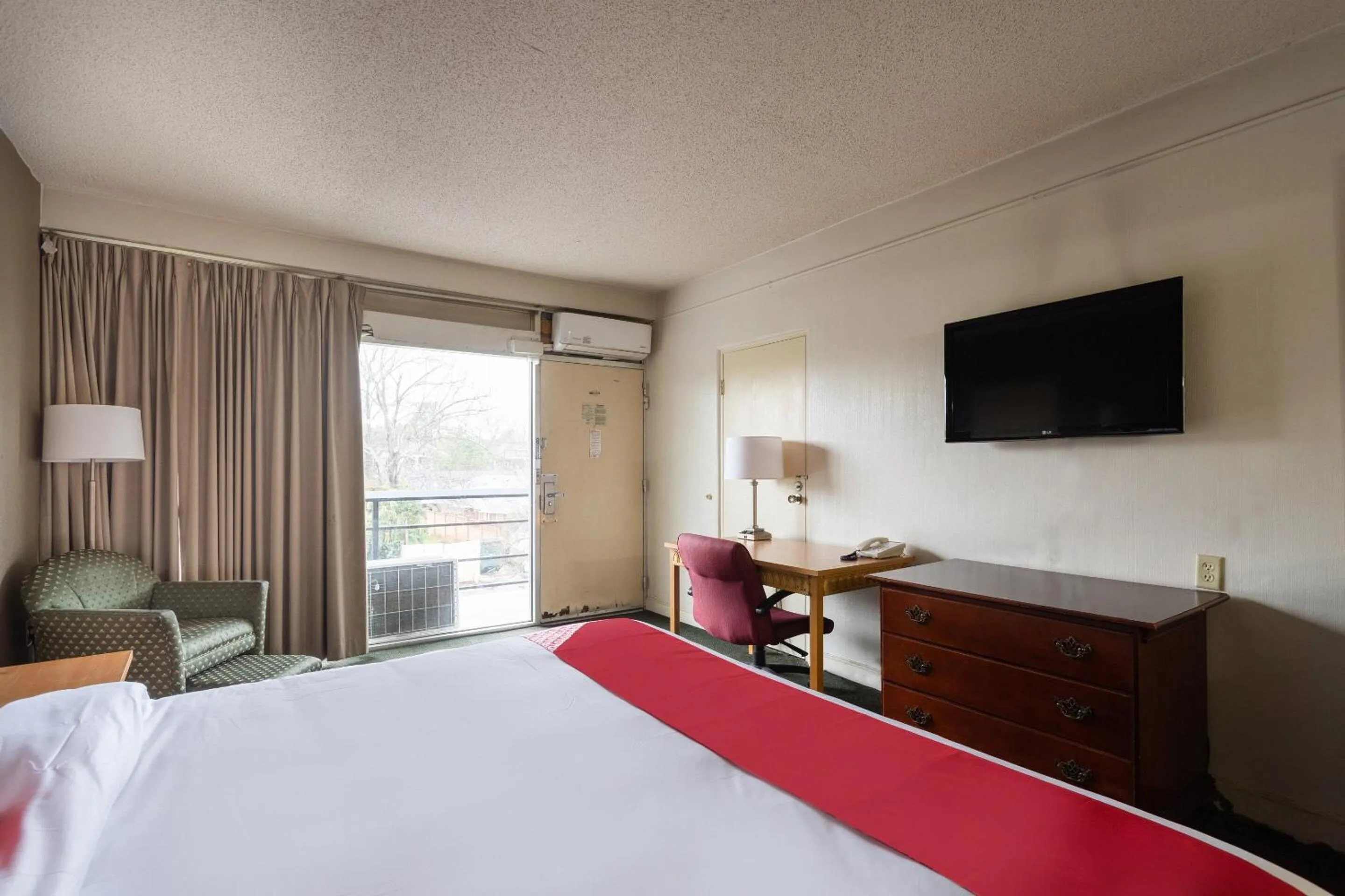 Bedroom, Bed in OYO Hotel Sumter SC Downtown