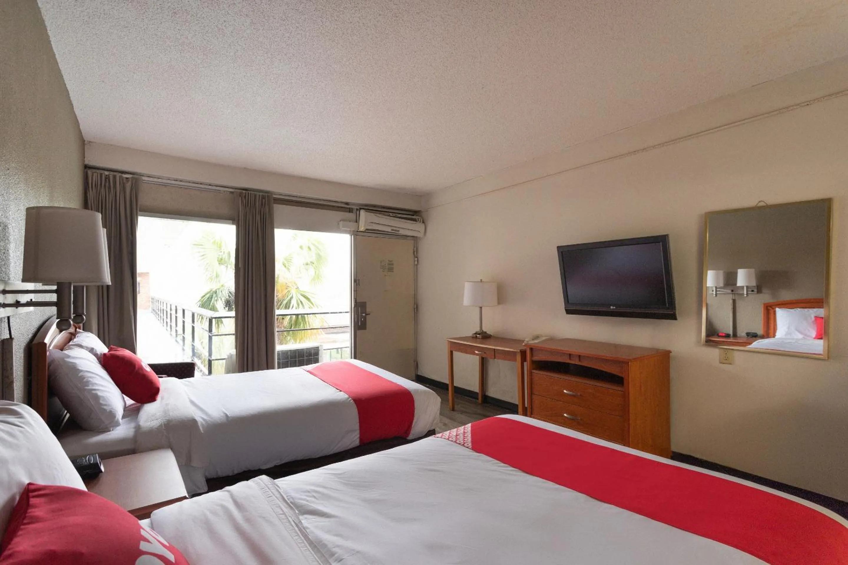 Bedroom, Bed in OYO Hotel Sumter SC Downtown