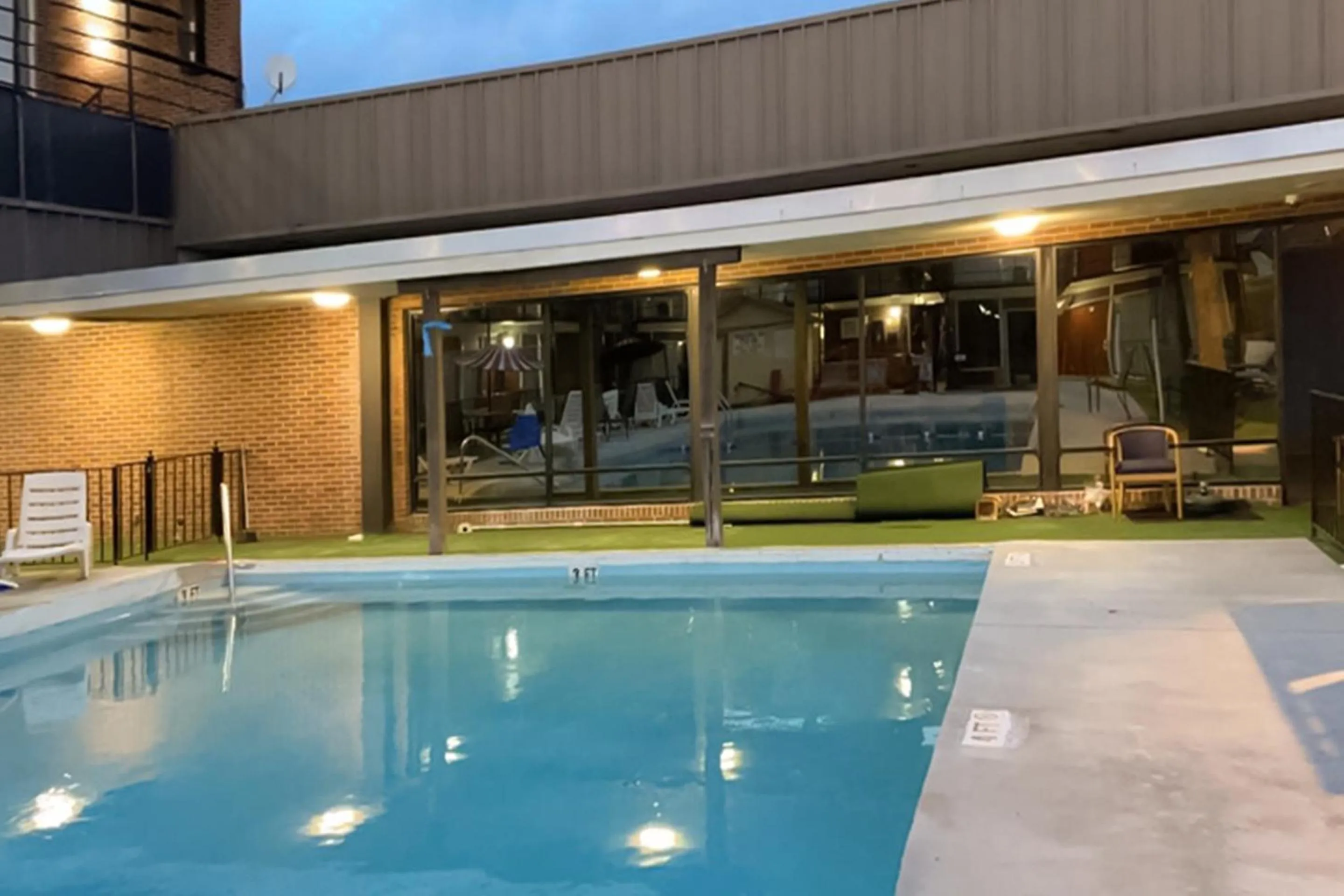 Swimming pool in OYO Hotel Sumter SC Downtown