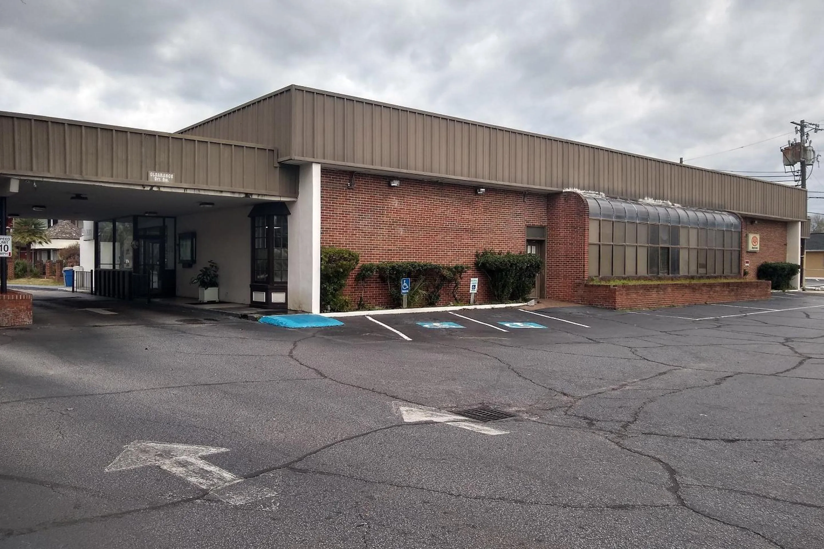 Facade/entrance in OYO Hotel Sumter SC Downtown