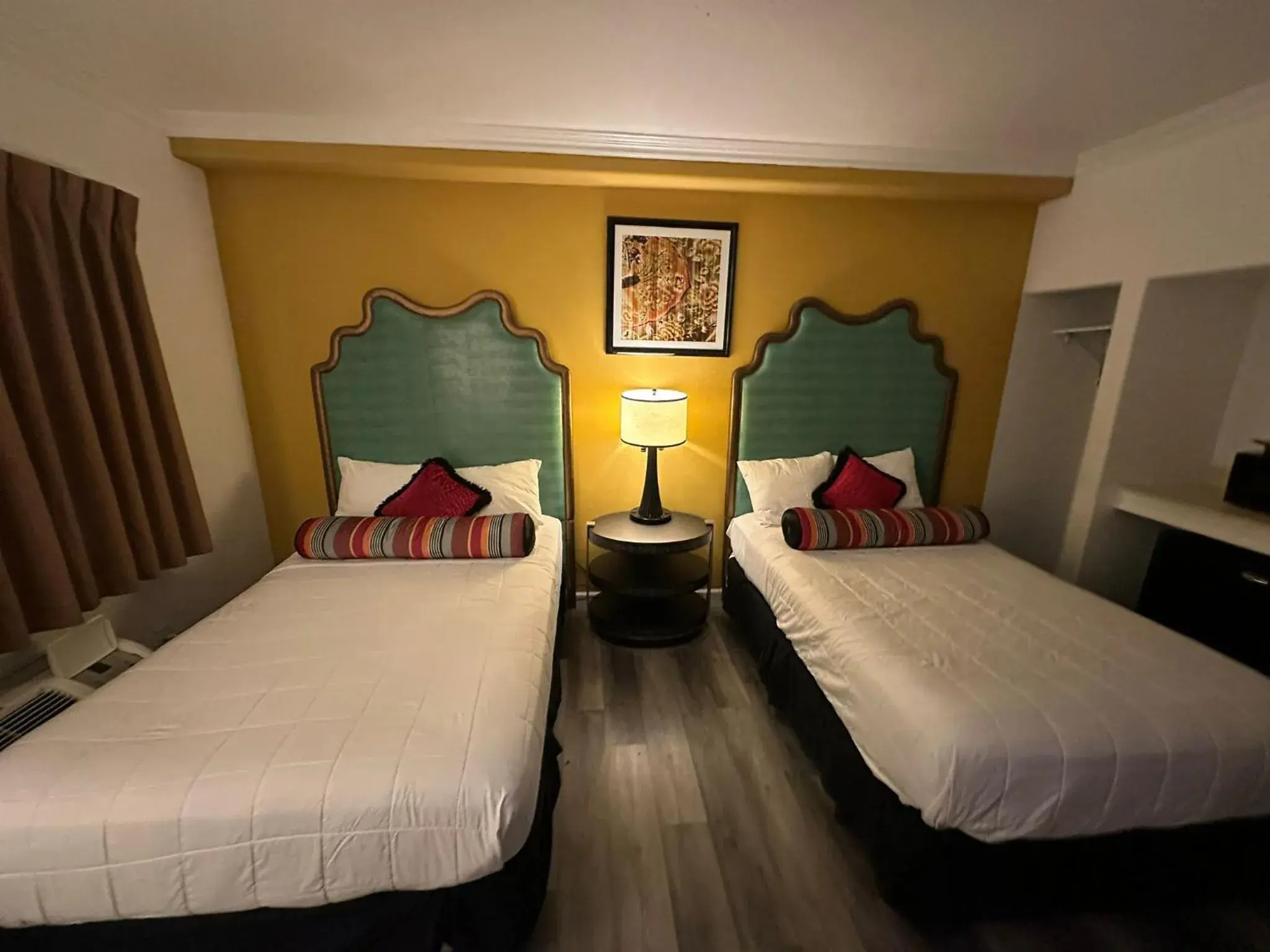 Bed in Howard Johnson by Wyndham Bakersfield Bed in Howard Johnson by Wyndham Bakersfield