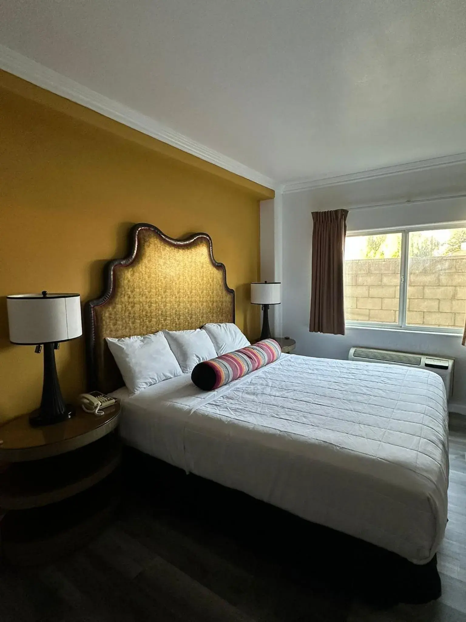 Bed in Howard Johnson by Wyndham Bakersfield Bed in Howard Johnson by Wyndham Bakersfield