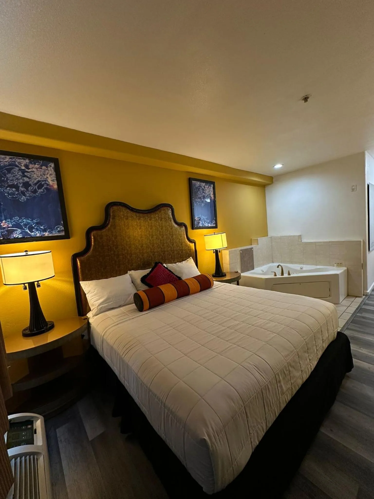 Bed in Howard Johnson by Wyndham Bakersfield