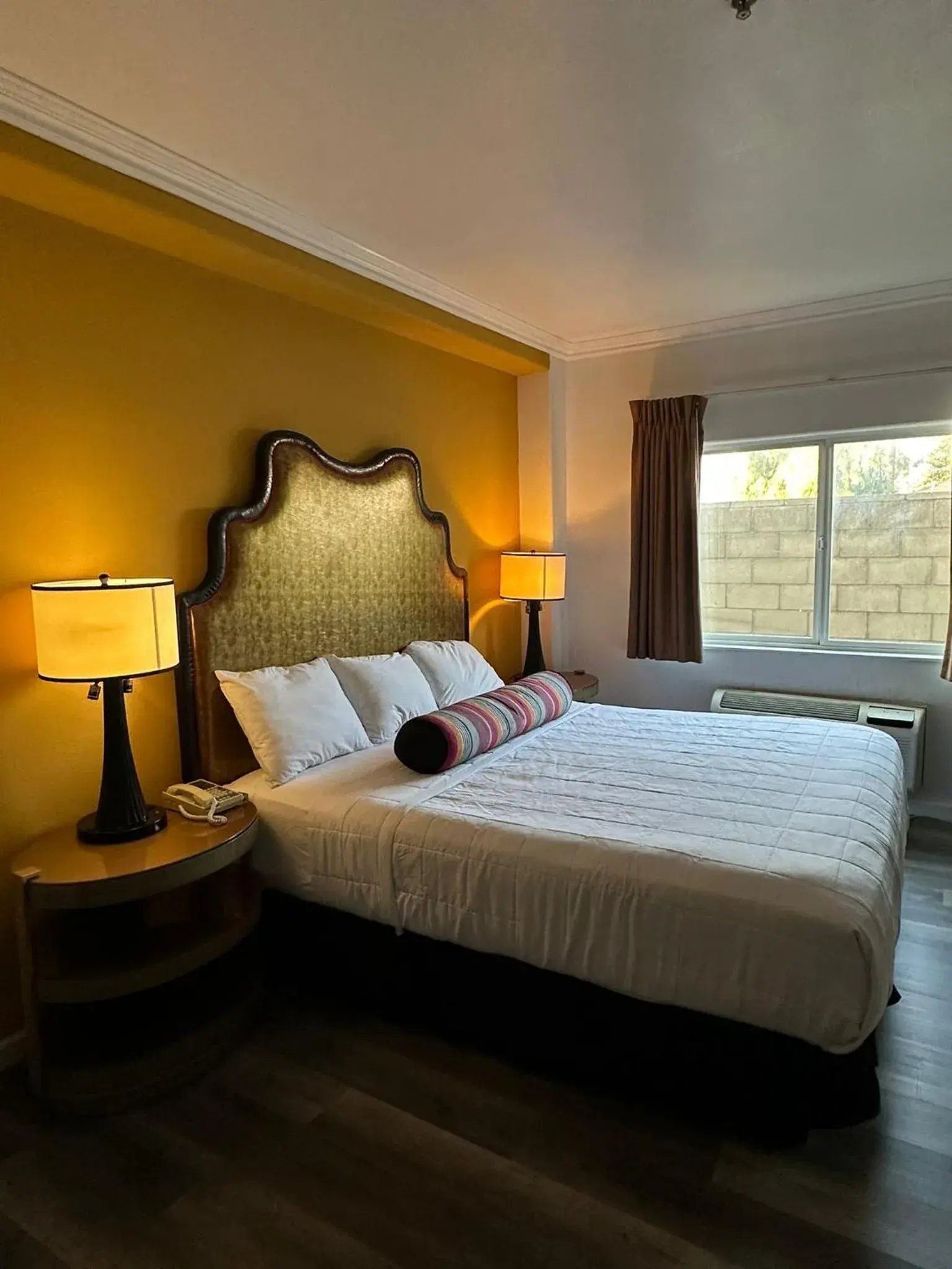 Bed in Howard Johnson by Wyndham Bakersfield Bed in Howard Johnson by Wyndham Bakersfield