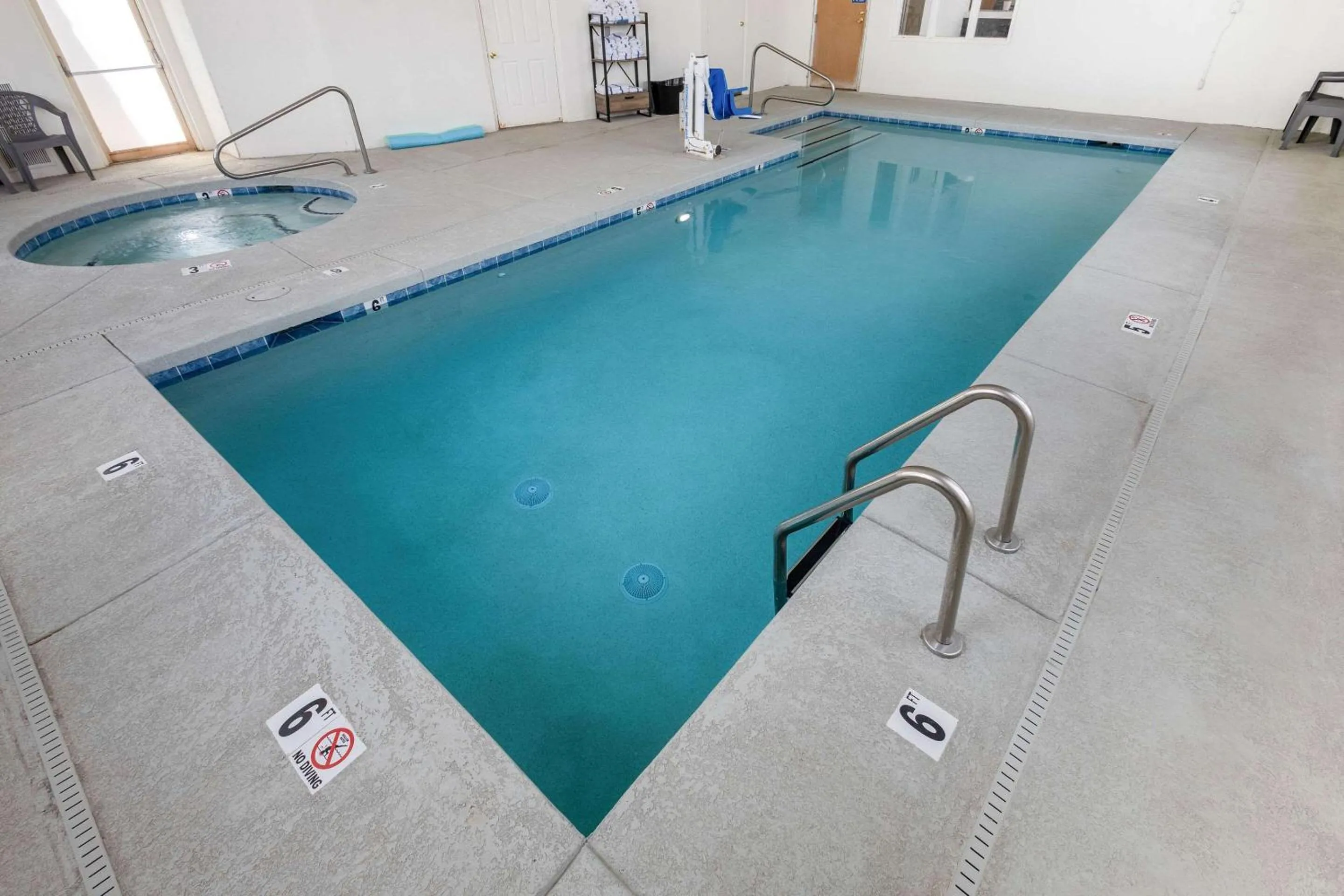 Swimming pool in Quality Inn Winslow I-40